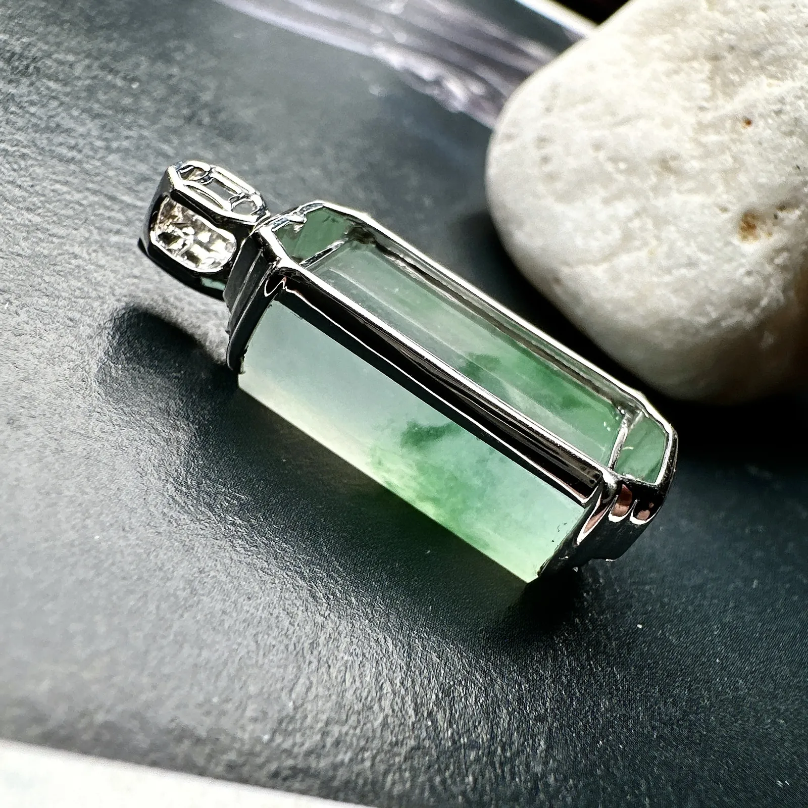 【冰种飘花无事柱】精品，种水上乘，通透闪亮，晶莹剔透。18K金钻镶嵌，裸石尺寸16.5*9*7毫米