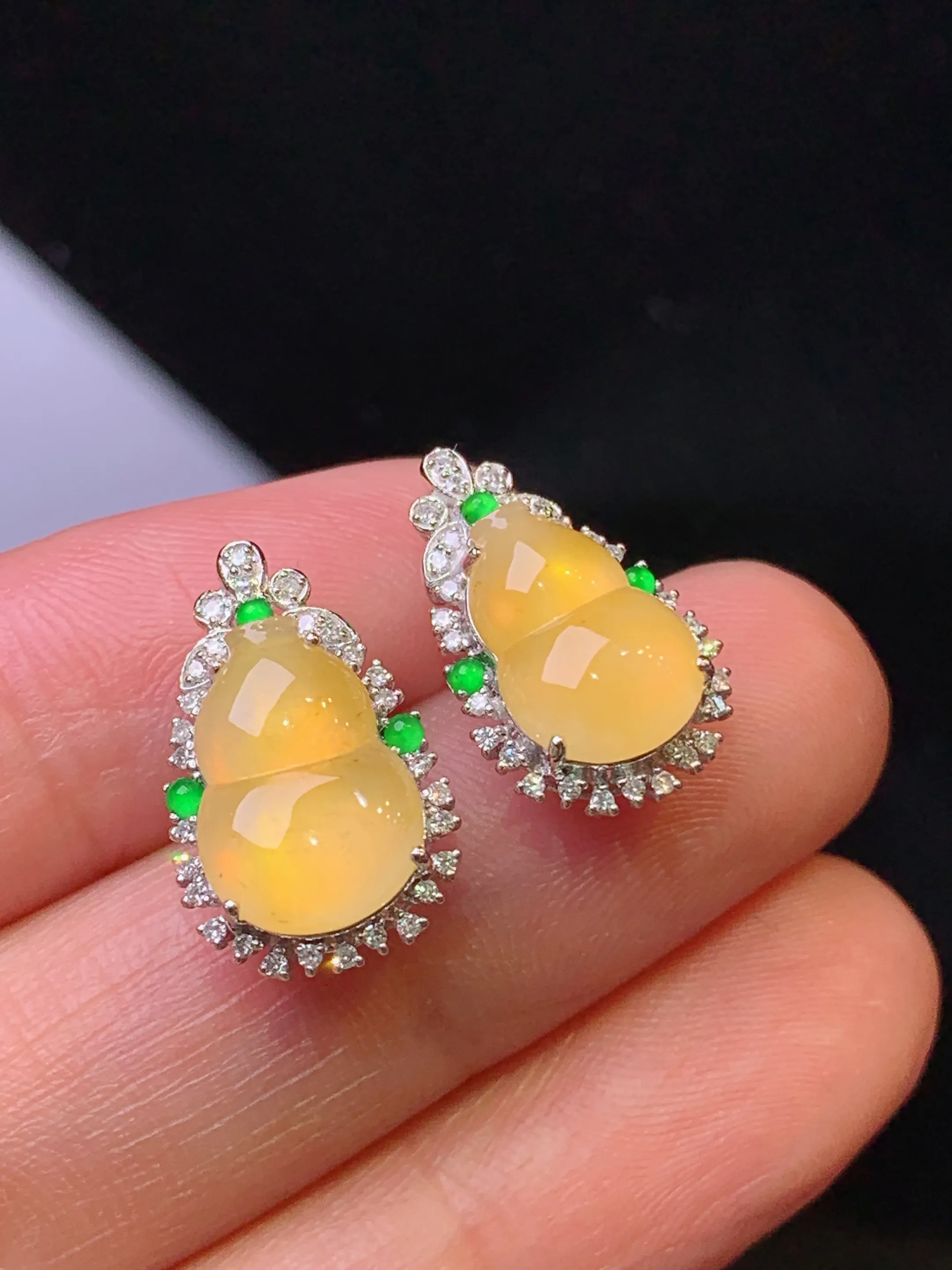 18k金钻镶嵌黄翡葫芦耳钉 玉质细腻 色泽清新艳丽 整体尺寸17*10.5*6.3