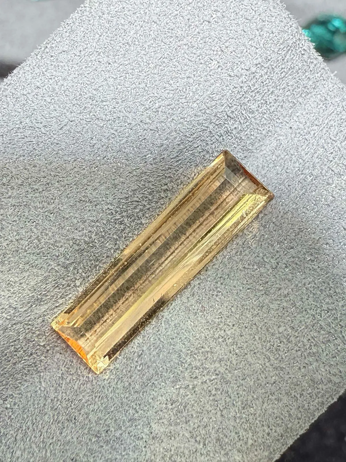 【高端珠宝】天然极美帝王托帕石裸石
重量: 2.5ct  规格: 17.5*4.7*2.6 毫米
精