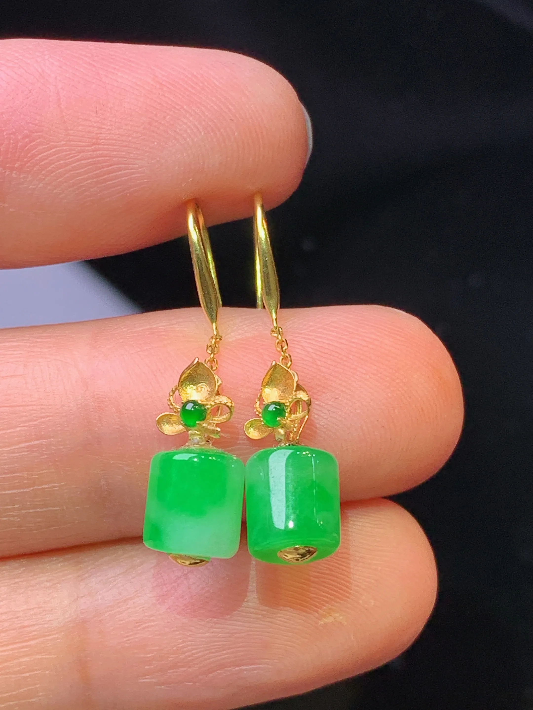 18k金镶嵌翠绿玉柱耳坠 玉质细腻 色泽清新艳丽 整体尺寸25.5*5.8*5.8