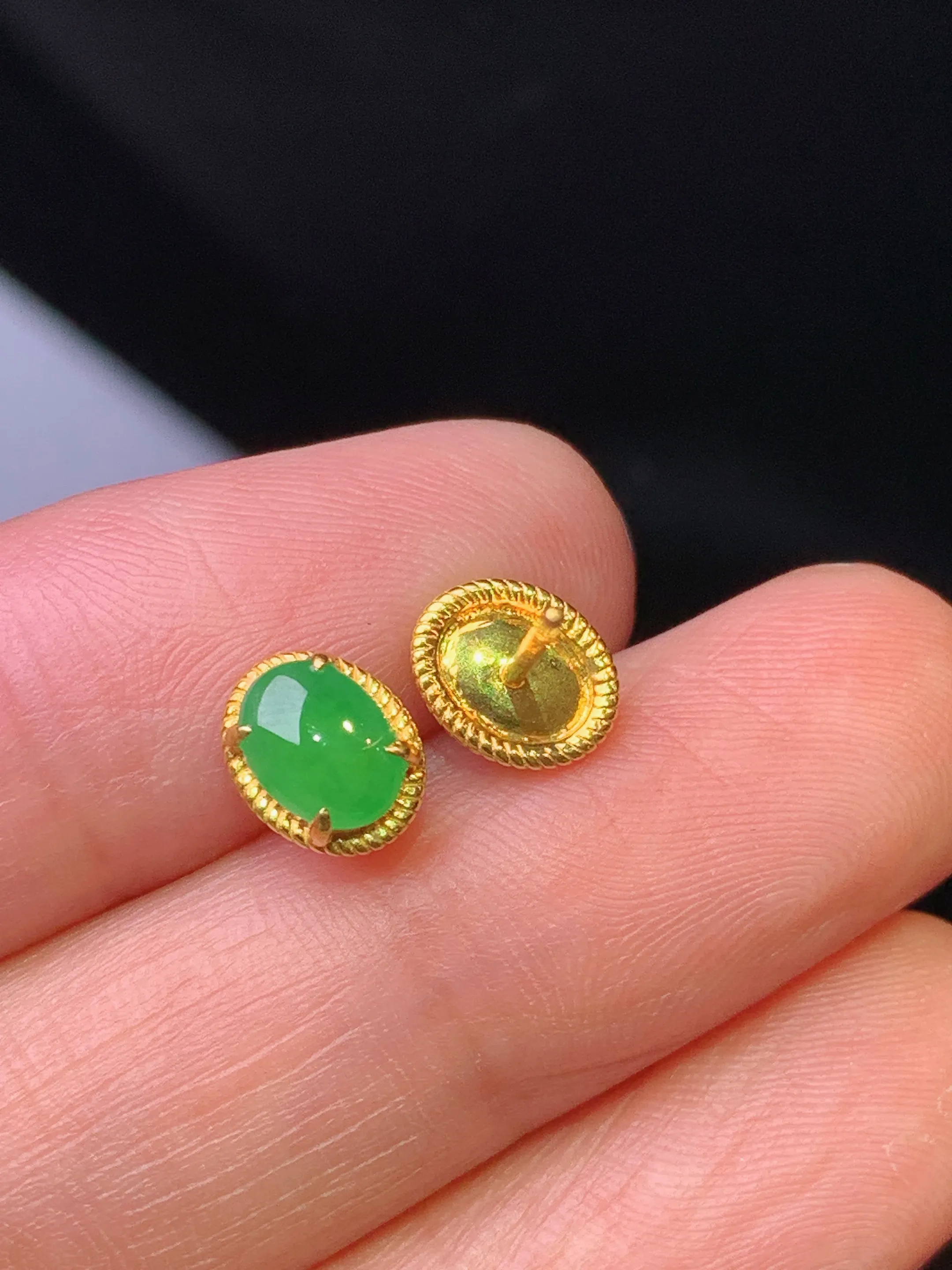 18k金镶嵌翠绿蛋面耳钉 玉质细腻 色泽清新艳丽 整体尺寸7.6*6*3.2