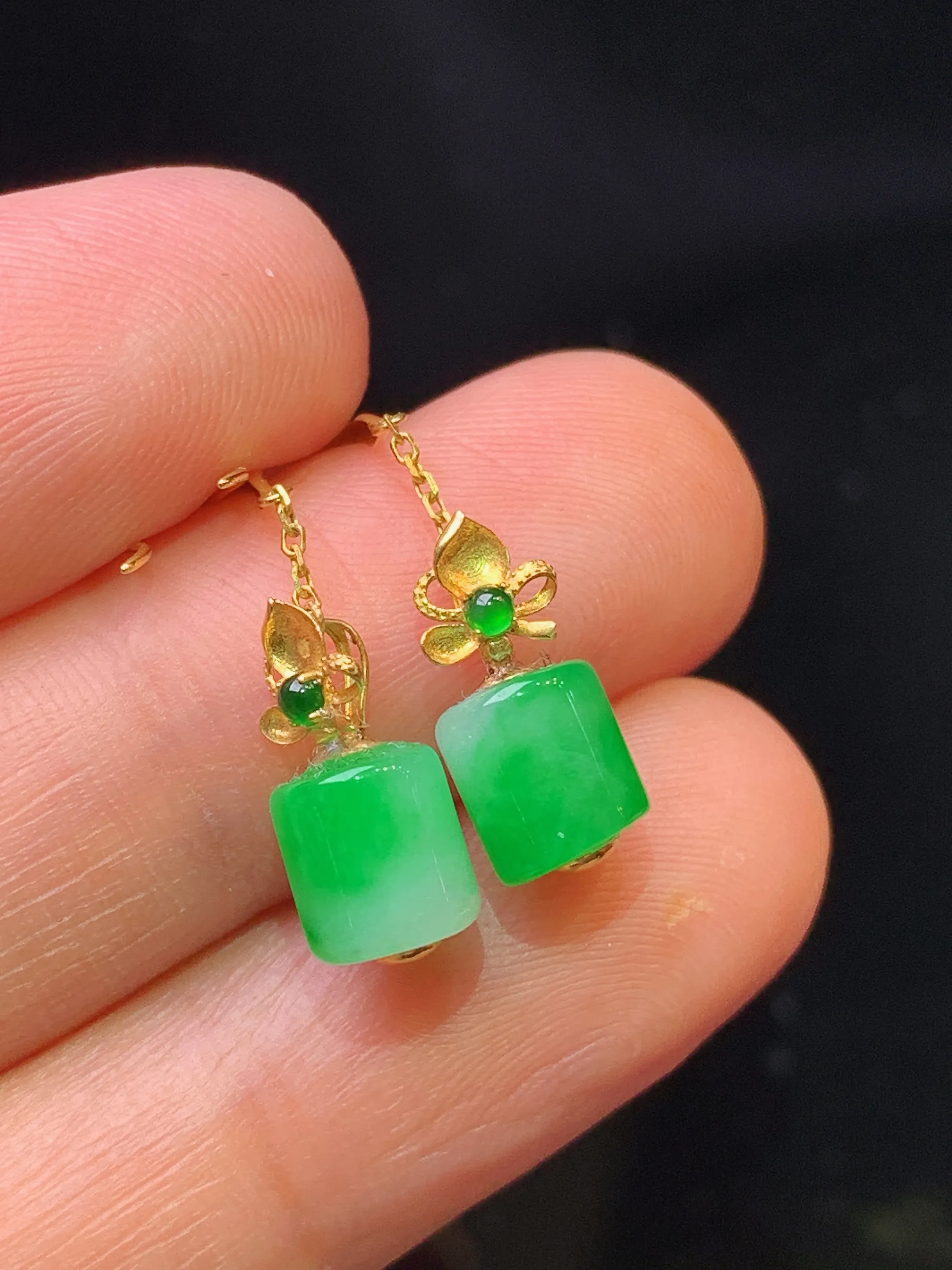 18k金镶嵌翠绿玉柱耳坠 玉质细腻 色泽清新艳丽 整体尺寸25.5*5.8*5.8