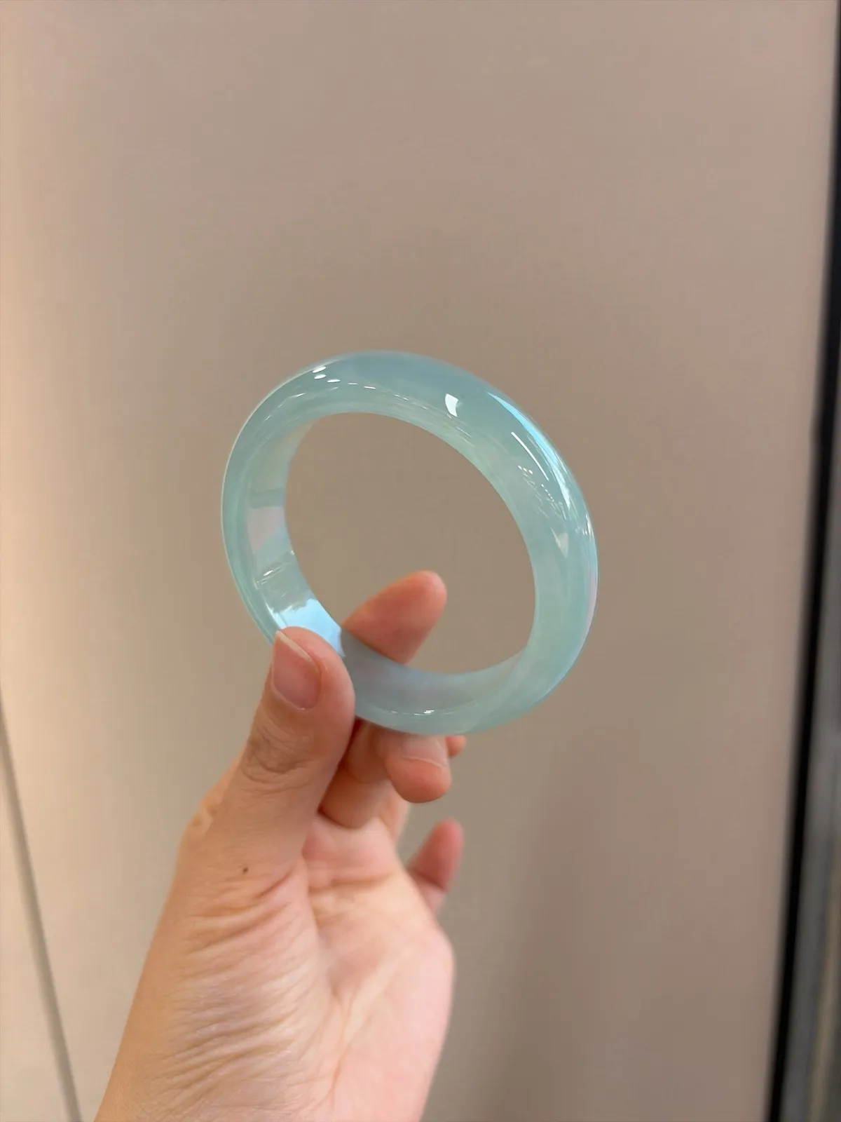 ｜55圈口
【冰晴绿｜】
冰晴绿葡萄肉手镯
种老冰透 宽版大气
腕间一抹清润
温柔了岁月呀～🥰
规格【55/14.8/8.4】