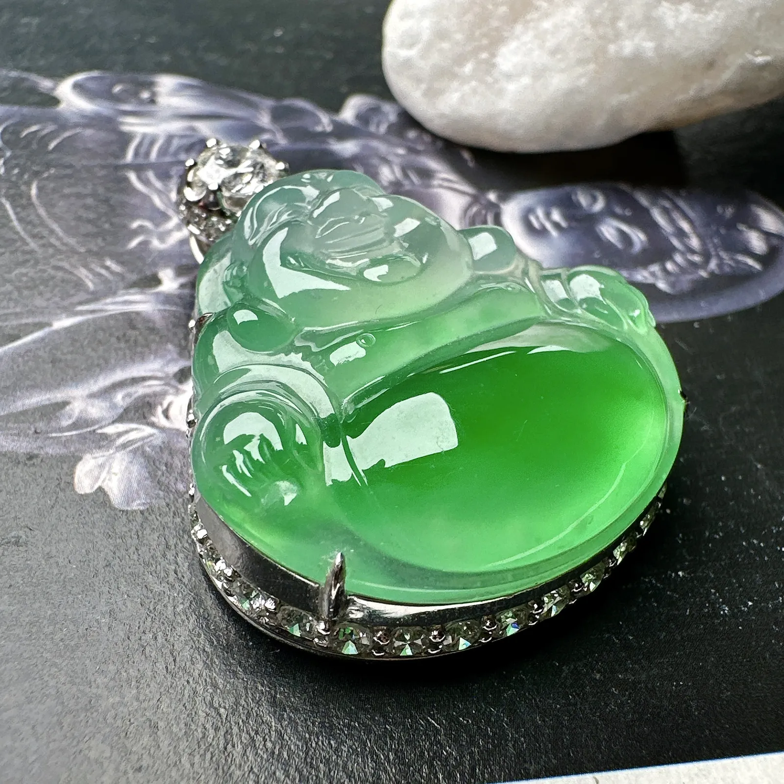 【冰种飘绿佛公吊坠】木那绿老料，肚里藏金，飘阳绿色泽，种地上乘，冰感十足，通透起光，饱满圆润，收藏品质，18k金钻镶嵌，裸石尺寸30.3*29.4*8毫米