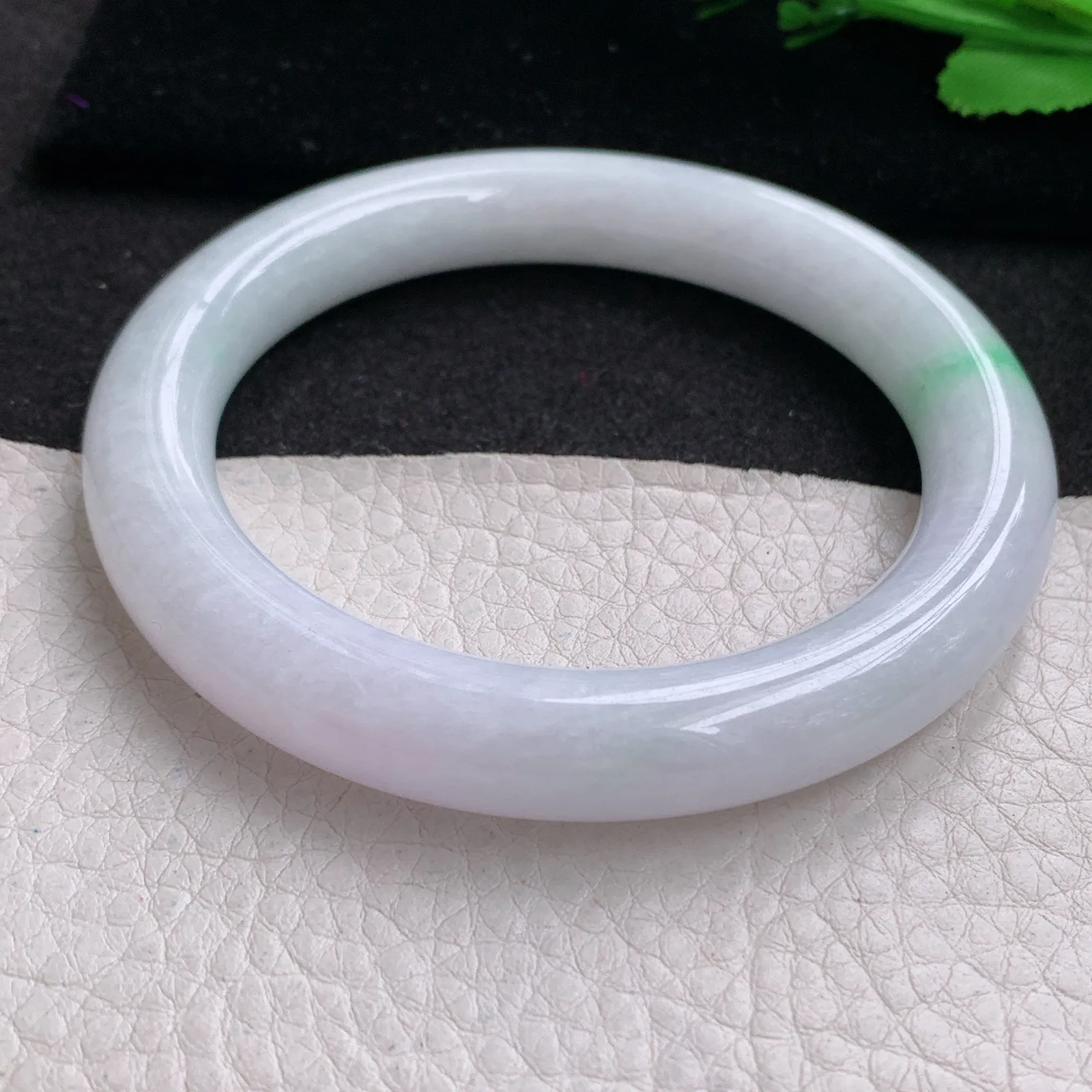 yh实拍59*11*10.5美人镯 缅甸翡翠精美白底青清秀圆条玉手镯 叮当镯