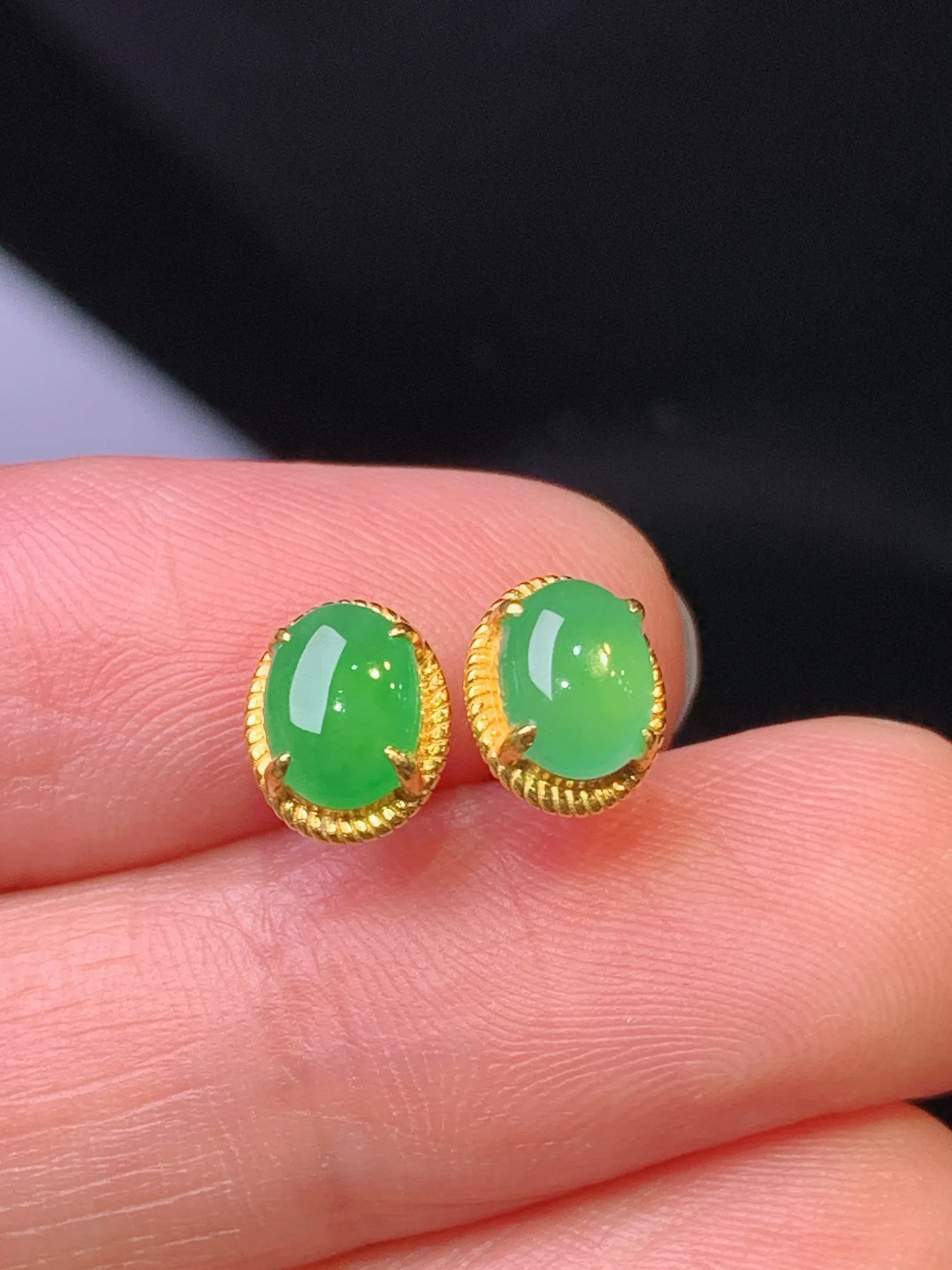 18k金镶嵌翠绿蛋面耳钉 玉质细腻 色泽清新艳丽 整体尺寸7.6*6*3.2