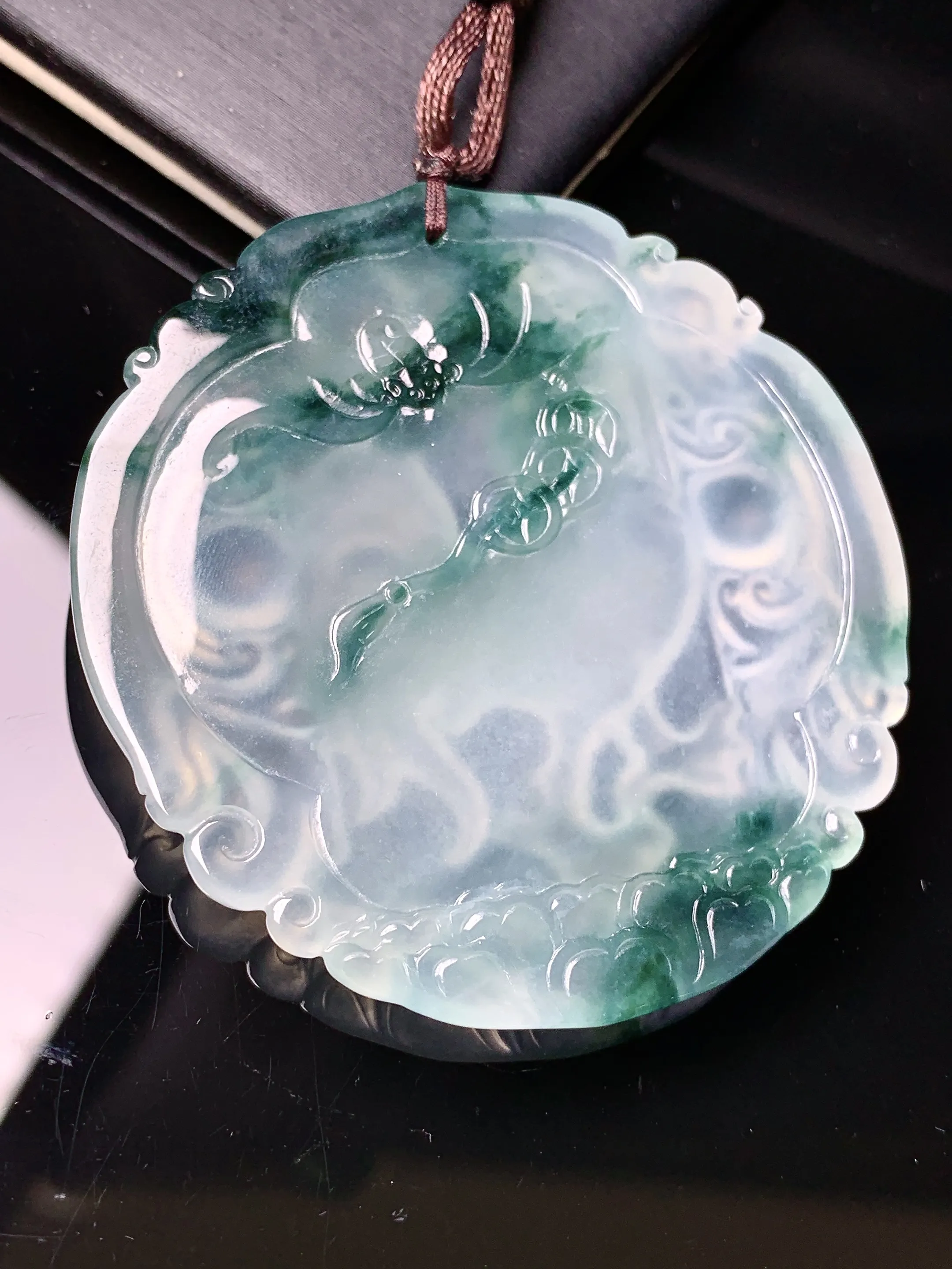 飘绿生肖鸡吊坠 玉质细腻 色泽清新艳丽 整体尺寸53.8*51.3*5.3