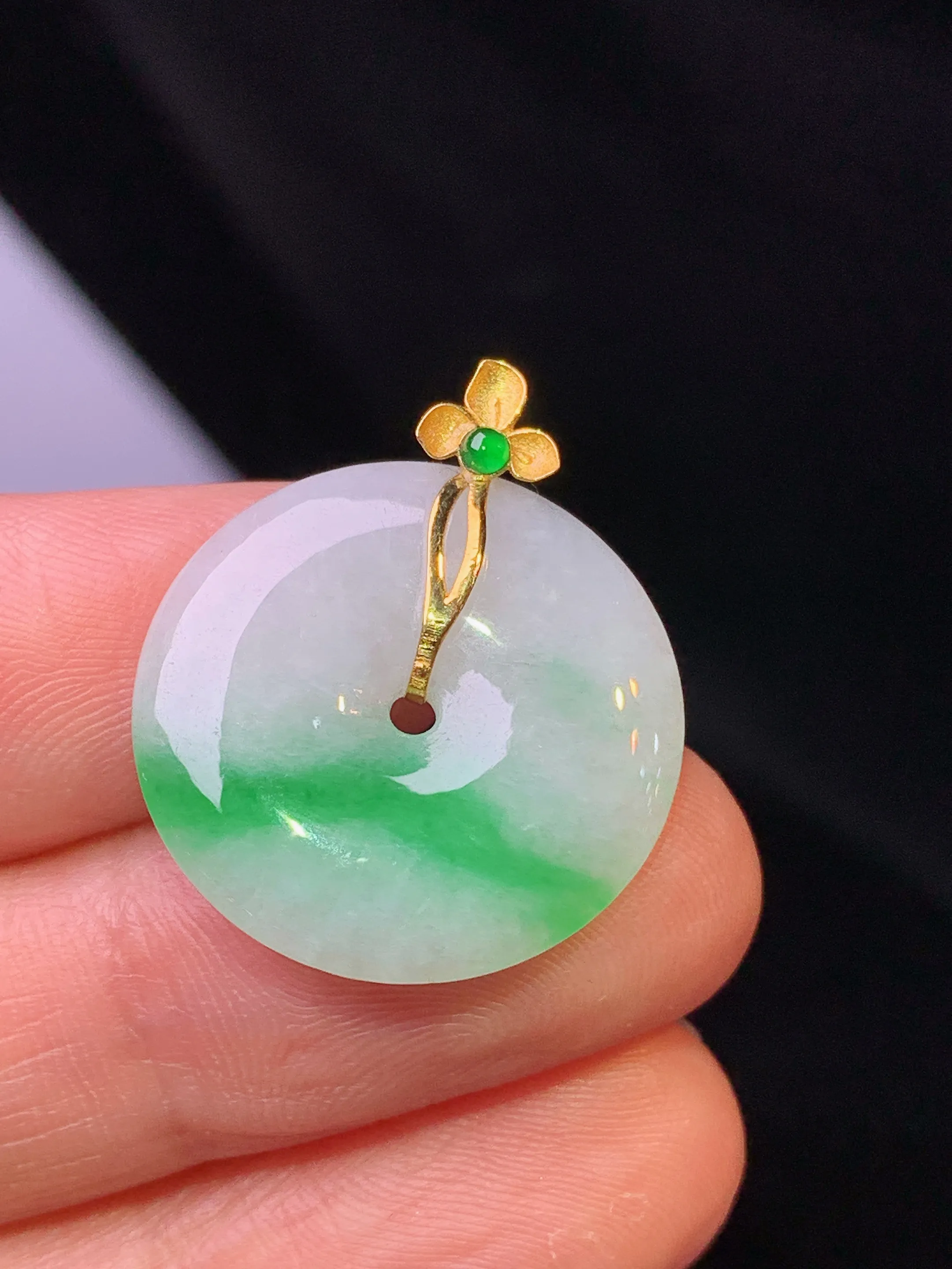 18k金镶嵌飘绿平安扣吊坠 玉质细腻 色泽清新艳丽 整体尺寸25*20.8*3.6