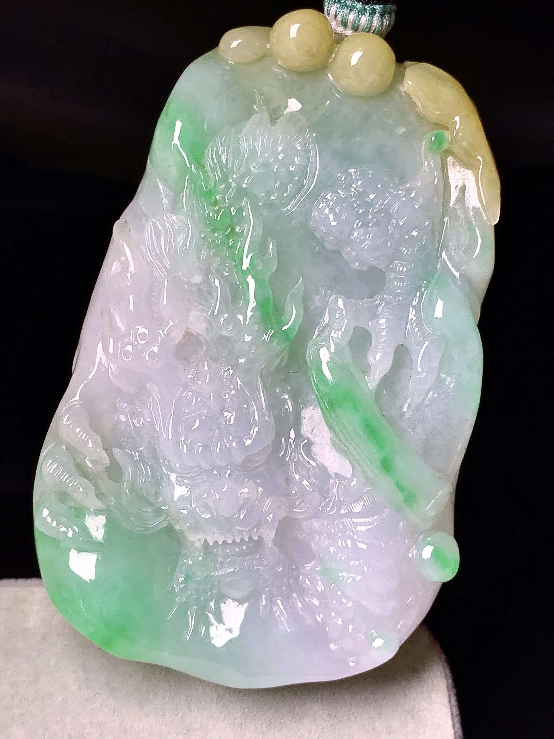 飘黄绿翡龙牌吊坠 玉质细腻 色泽清新艳丽 整体尺寸67.2*42*11.6