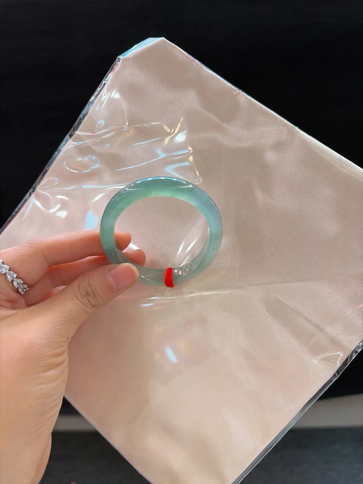 ｜52圈口
【冰冰小贵妃·半山水款】
“种好起光漾清辉，半山水色腕间绕，秀气灵动藏不住”
——小手妹子速来捡漏，仙气值拉满
规格【52.4/9.2/6.8】