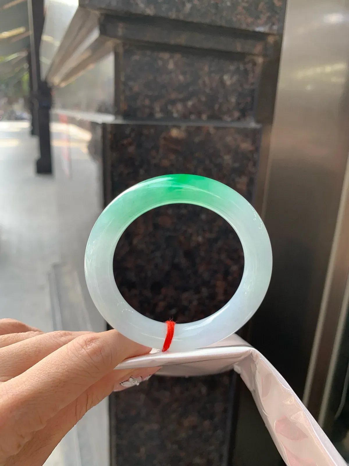 白底青阳绿圆条
53.5-10.5-11
打灯棉线，底妆水润，浓郁到溢出来的阳绿花色，半山半水，光彩夺目，上手尊贵显气质。