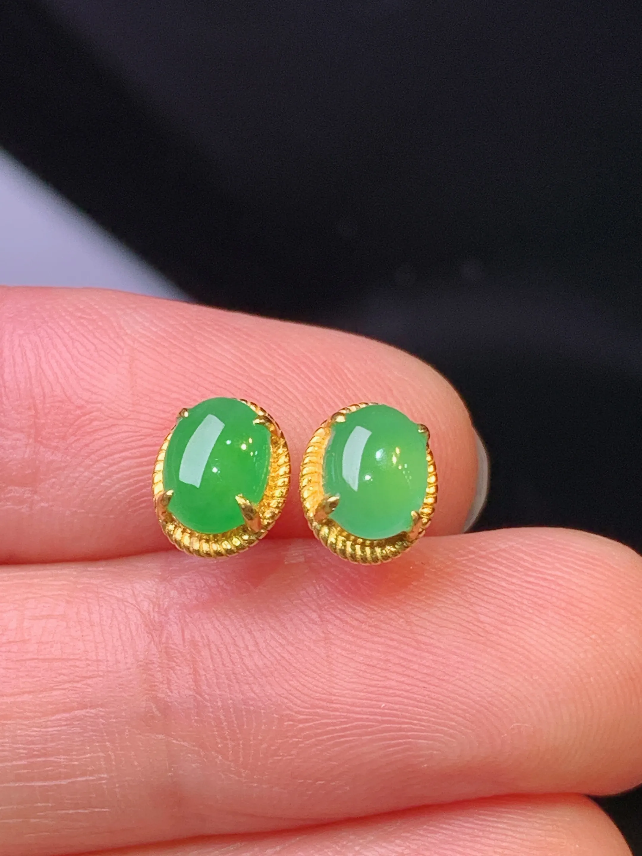 18k金镶嵌翠绿蛋面耳钉 玉质细腻 色泽清新艳丽 整体尺寸7.6*6*3.2