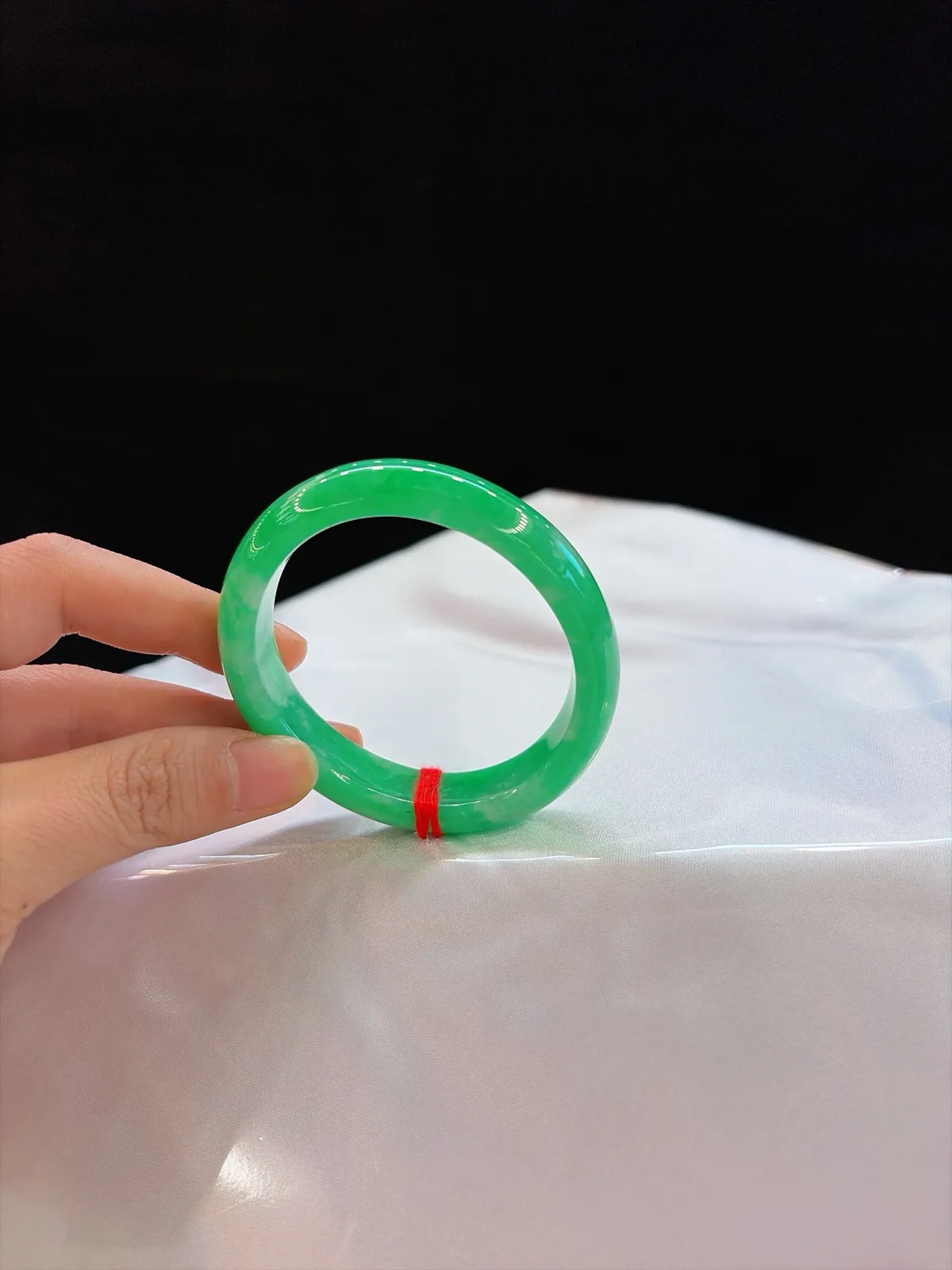 ｜52圈口
【满色贵妃镯·小手专属】
“满色正阳凝翠光，腕间富贵藏不住，一点微瑕更显天然真意”
——小手妹子的本命镯，戴上显贵气。
规格【52.3/13/7.9】