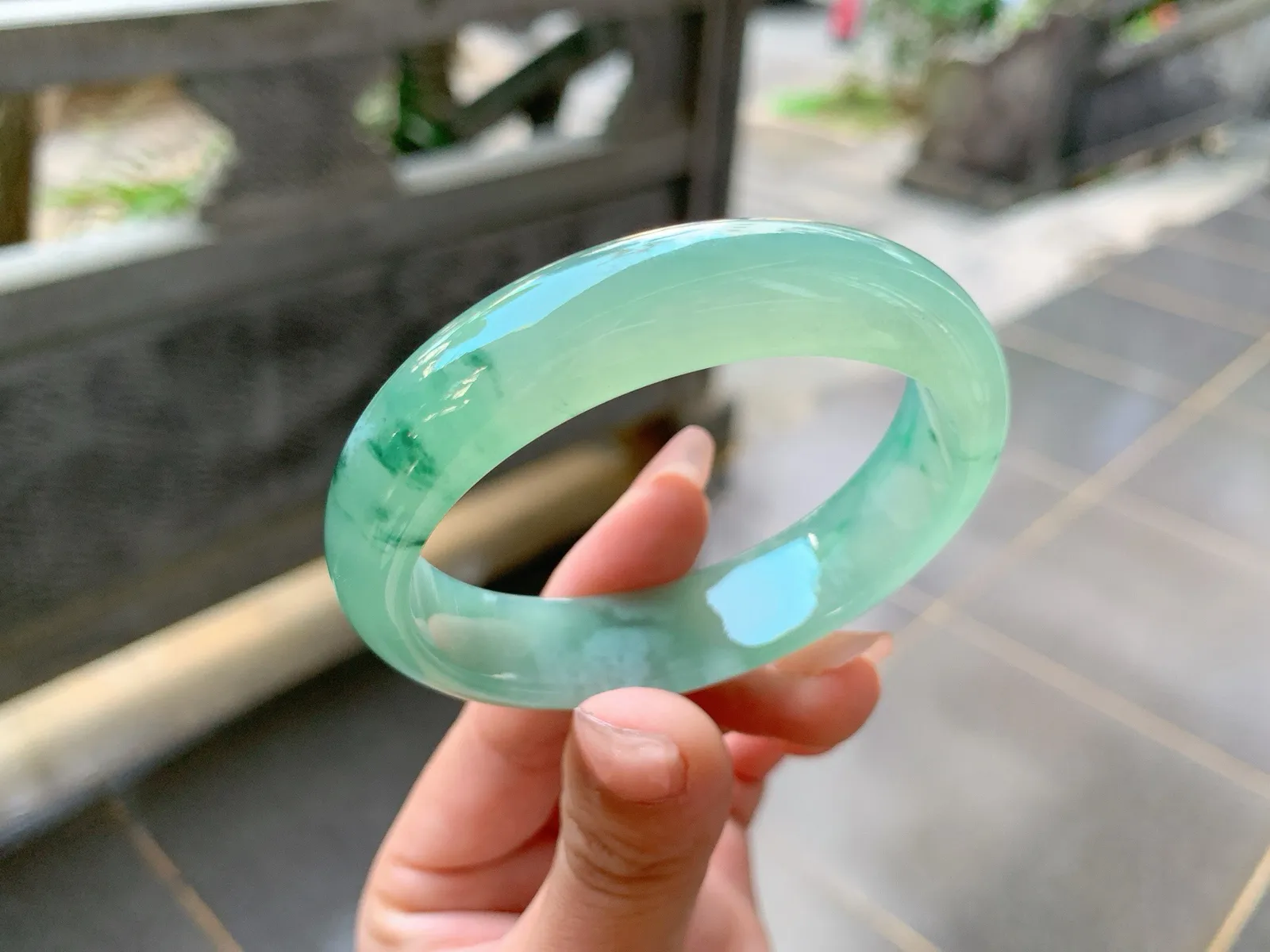 🪻｜53圈口
冰飘花贵妃手镯，油润底飘绿花，花色清雅秀丽，胶感满满的