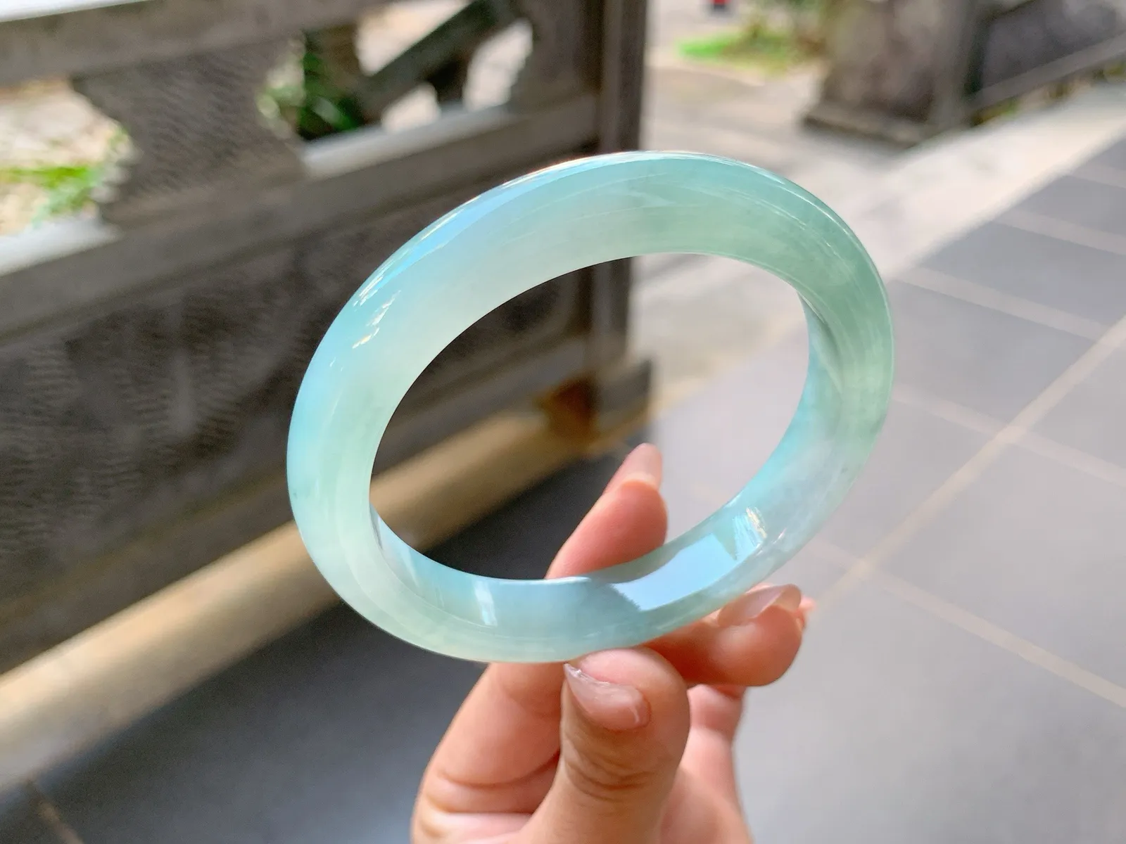 ｜61圈口
冰晴底，颜色清新淡雅，底妆冰润细腻种老胶润，小清新的风格