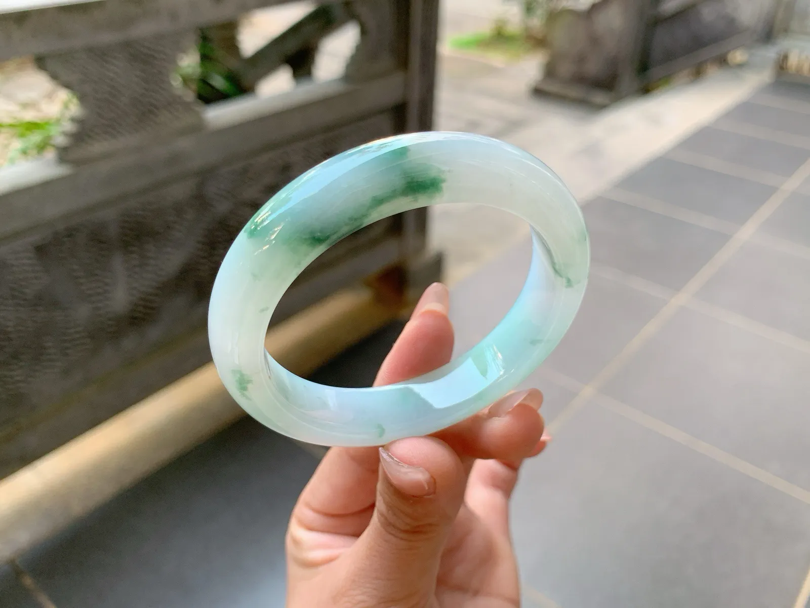 ⭐️｜55圈口
冰飘花翡翠手镯，飘绿花，花色灵动飘逸清新自然，整体冰冰润润的