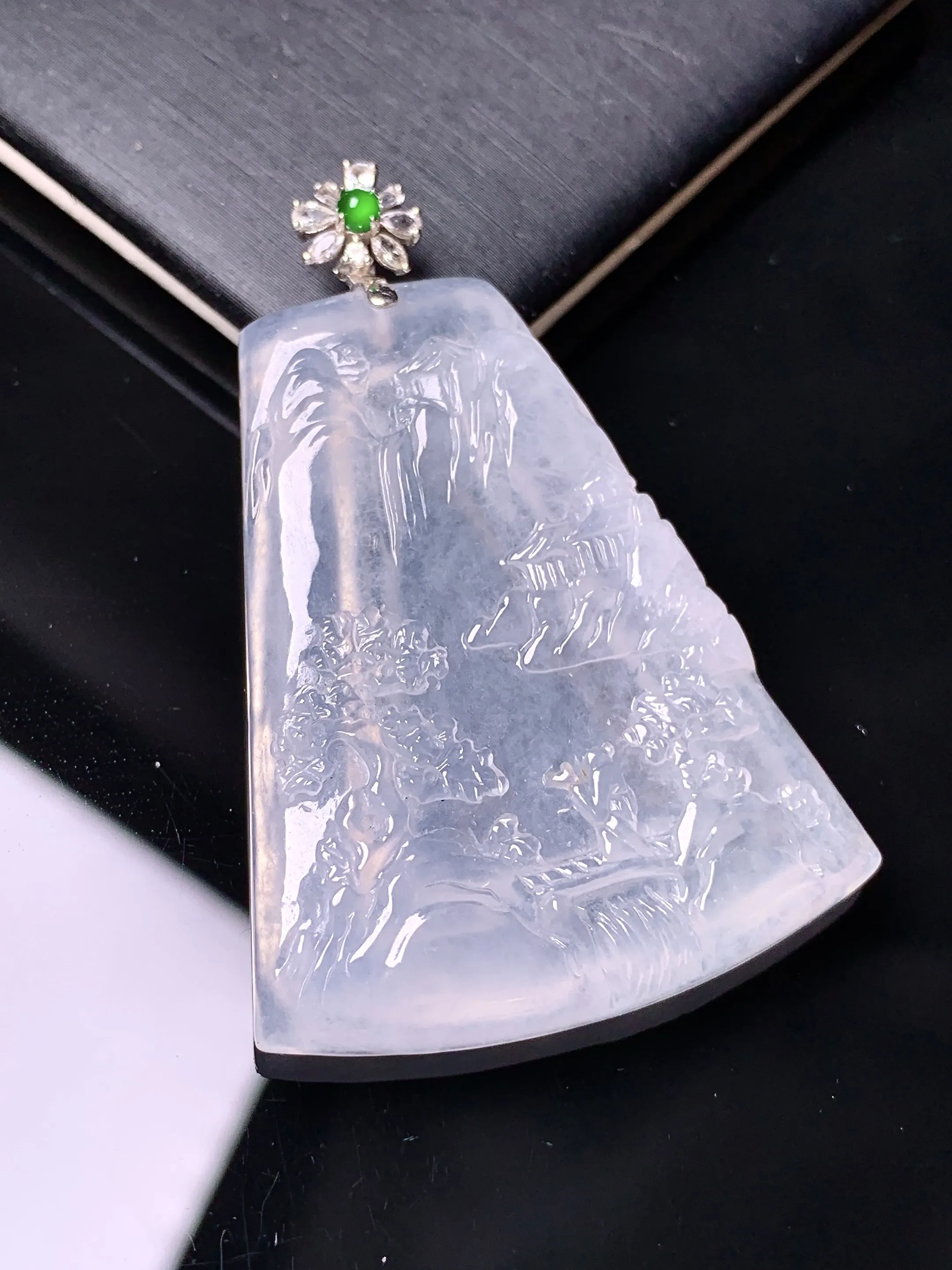 18k金钻镶嵌冰种山水牌子吊坠 玉质细腻 色泽清新艳丽 整体尺寸49.5*33.8*5.3