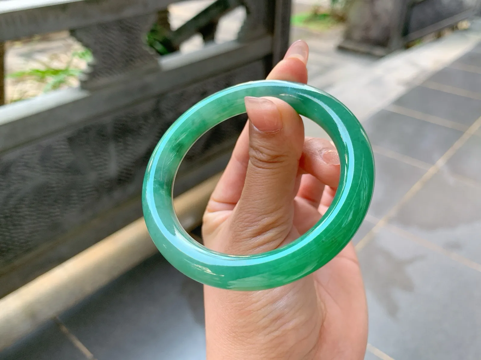 🩶｜52圈口
条粗:9.9
满色福镯，颜色抢眼夺目，绿油油的像一片草地，润绿大气，