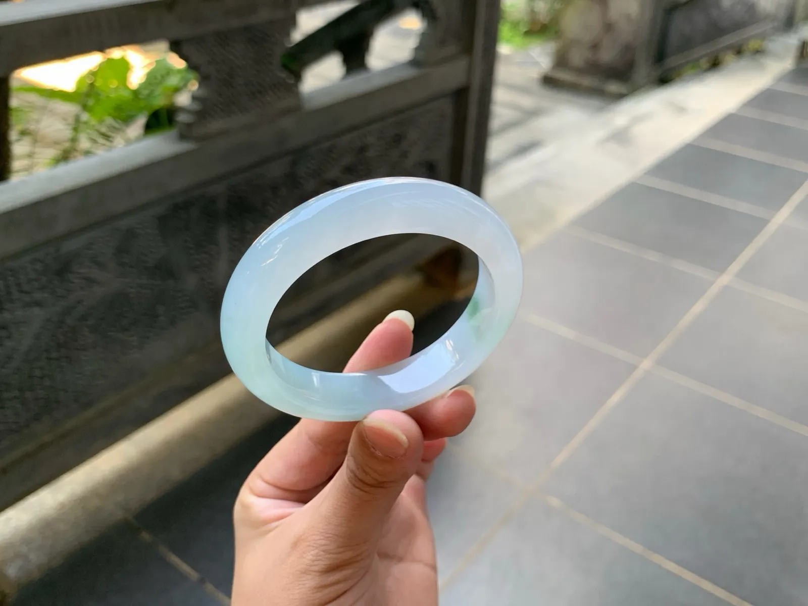 ｜55圈口
冰晴春飘花翡翠手镯，底子细腻起胶起光，渐变色，雅致大方，