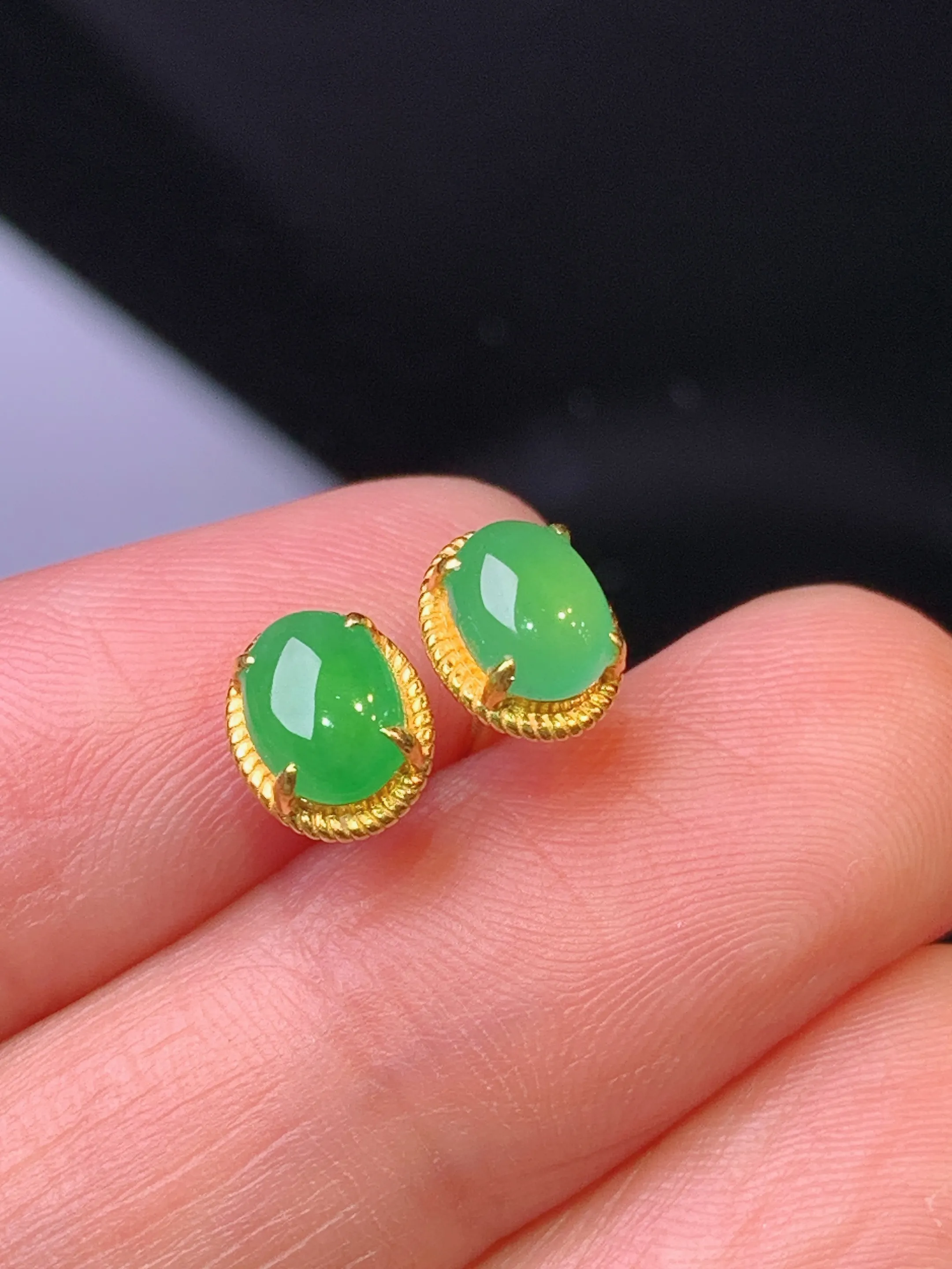 18k金镶嵌翠绿蛋面耳钉 玉质细腻 色泽清新艳丽 整体尺寸7.6*6*3.2