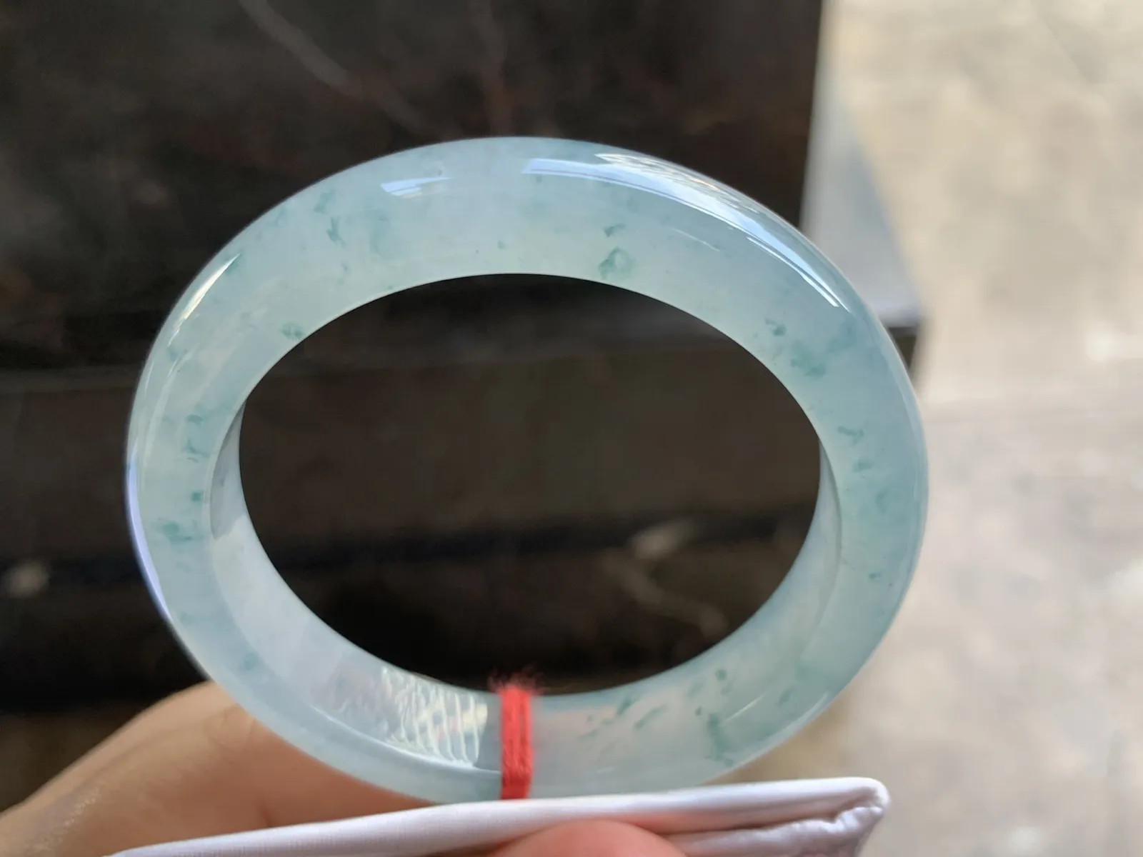 54.5-12.3-8.2mm
冰种飘花手镯 冰透光泽 水润蓝花