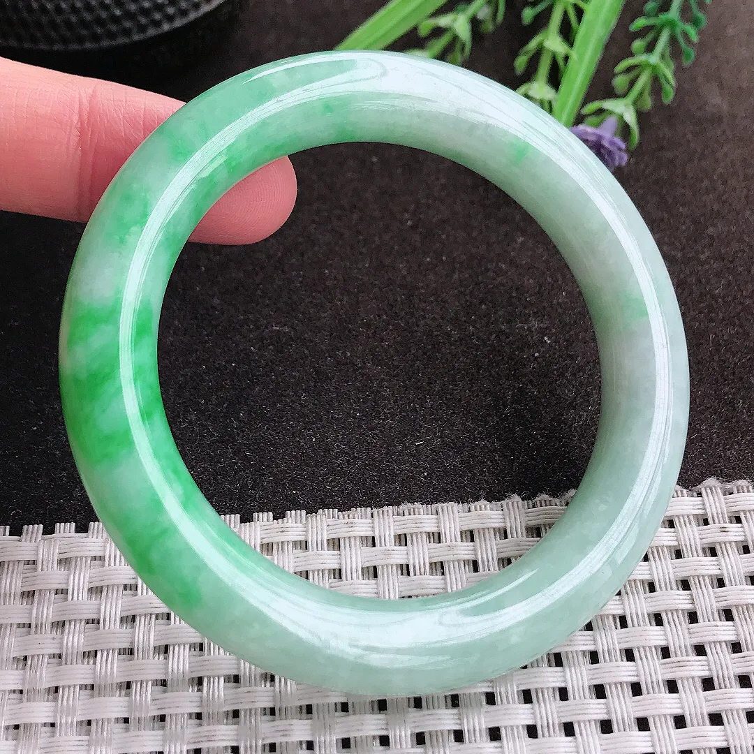 实拍A货翡翠54/10/10.3老坑精美温润飘阳绿圆条手镯翡翠玉镯女款