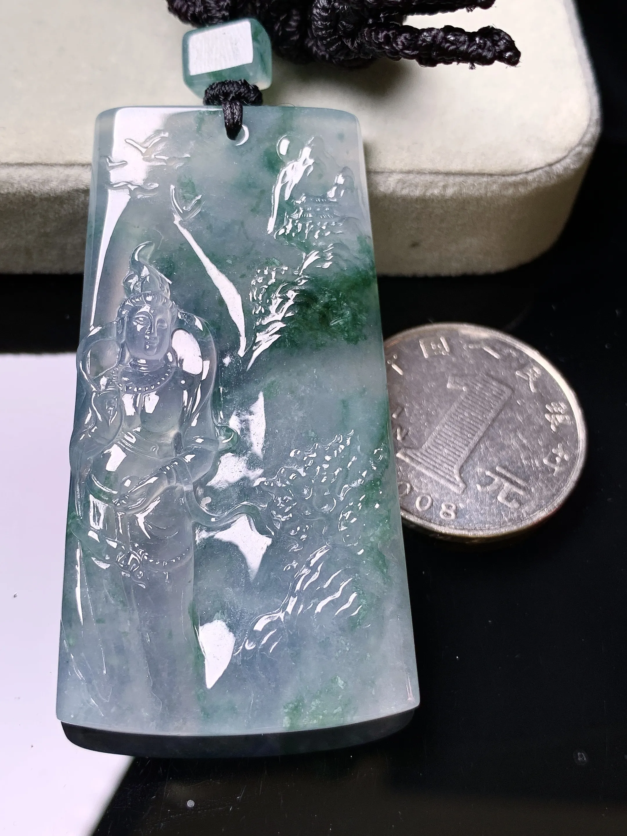 冰种飘绿观音菩萨吊坠 玉质细腻 色泽清新艳丽 整体尺寸58.3*31.3*5.2