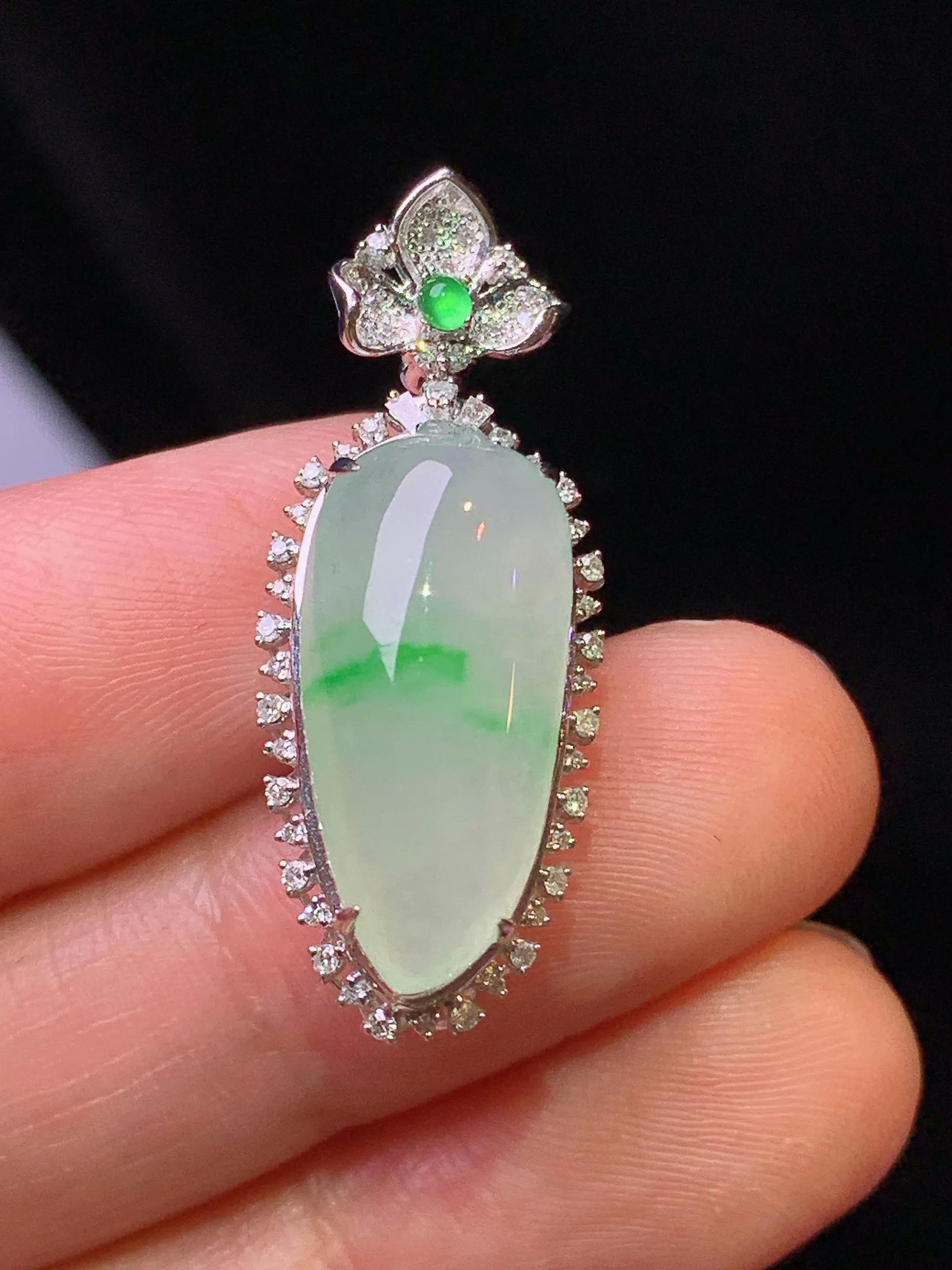 18k金钻镶嵌飘绿福瓜吊坠 玉质细腻 色泽清新艳丽 整体尺寸31*12*10.3