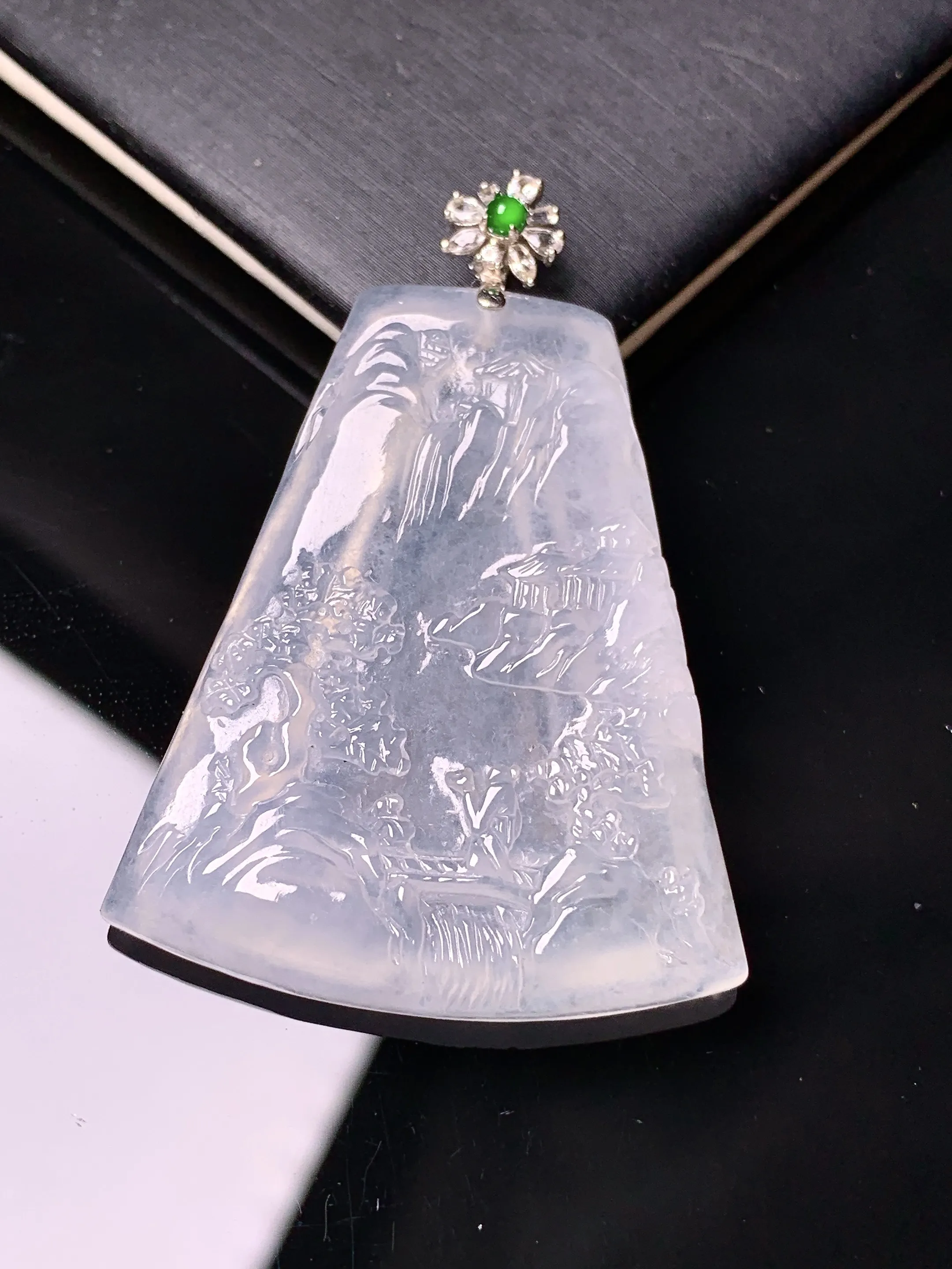 18k金钻镶嵌冰种山水牌子吊坠 玉质细腻 色泽清新艳丽 整体尺寸49.5*33.8*5.3