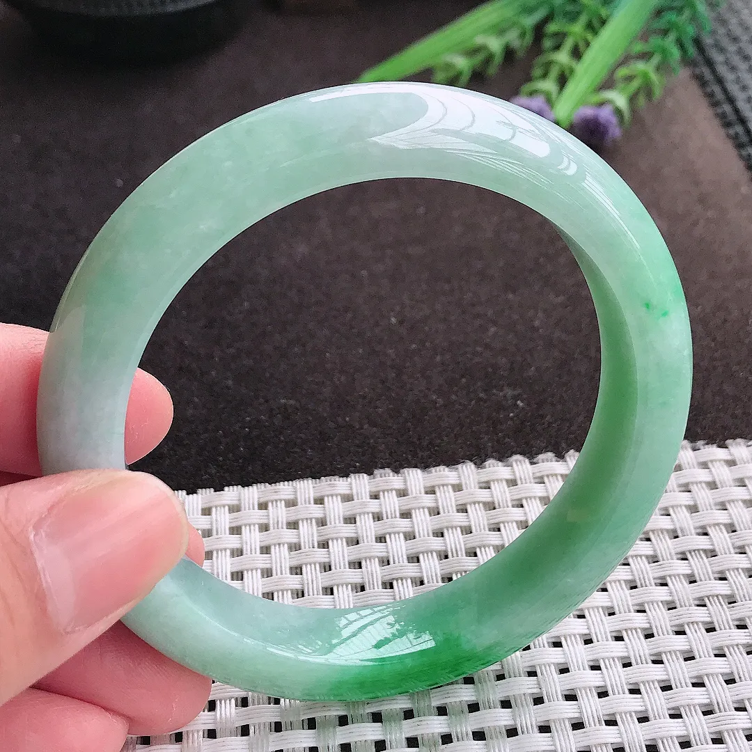 实拍A货翡翠59/12.5/9老坑精美温润飘阳绿手镯宽边翡翠玉镯女款