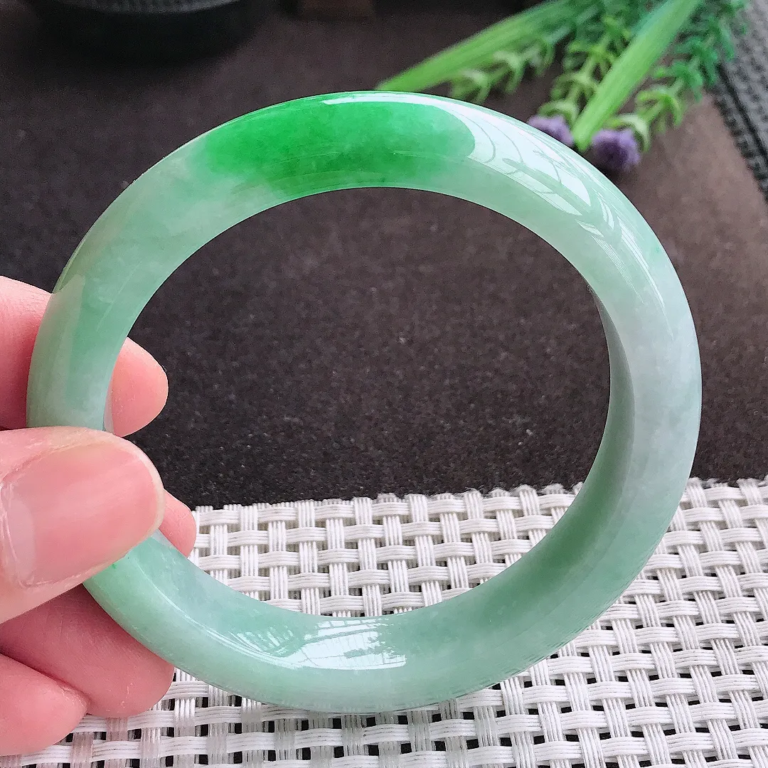 实拍A货翡翠59/12.5/9老坑精美温润飘阳绿手镯宽边翡翠玉镯女款