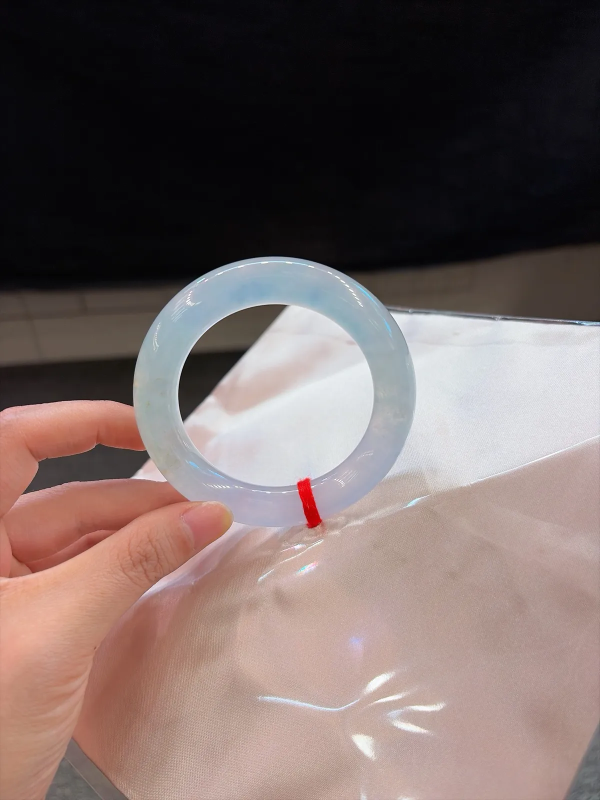 🪻｜54圈口
冰福镯上新
白净水润 隐现淡淡春底
种老起光超冰透
局部洒金添韵味
版型绝绝子~🥳