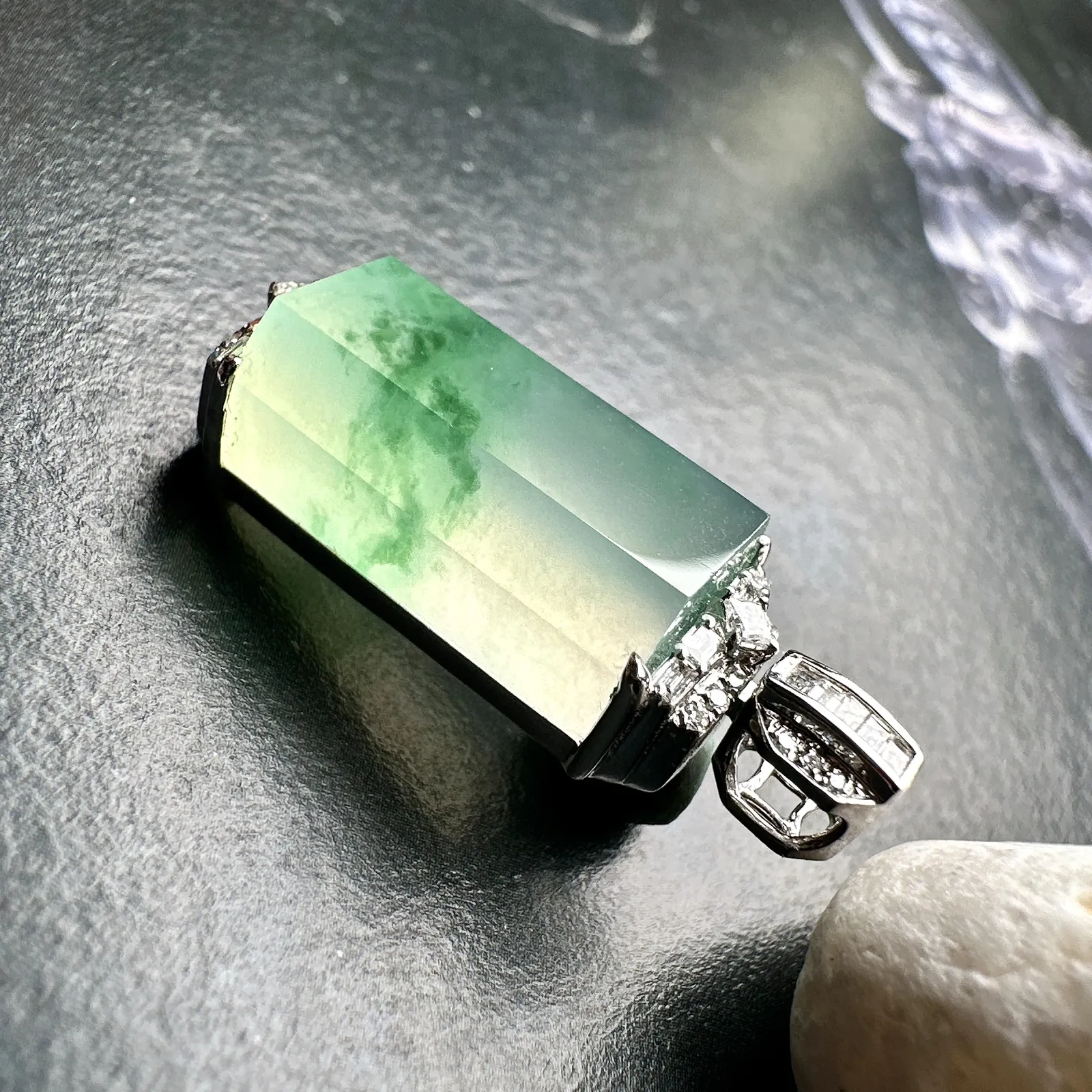 【冰种飘花无事柱】精品，种水上乘，通透闪亮，晶莹剔透。18K金钻镶嵌，裸石尺寸16.5*9*7毫米