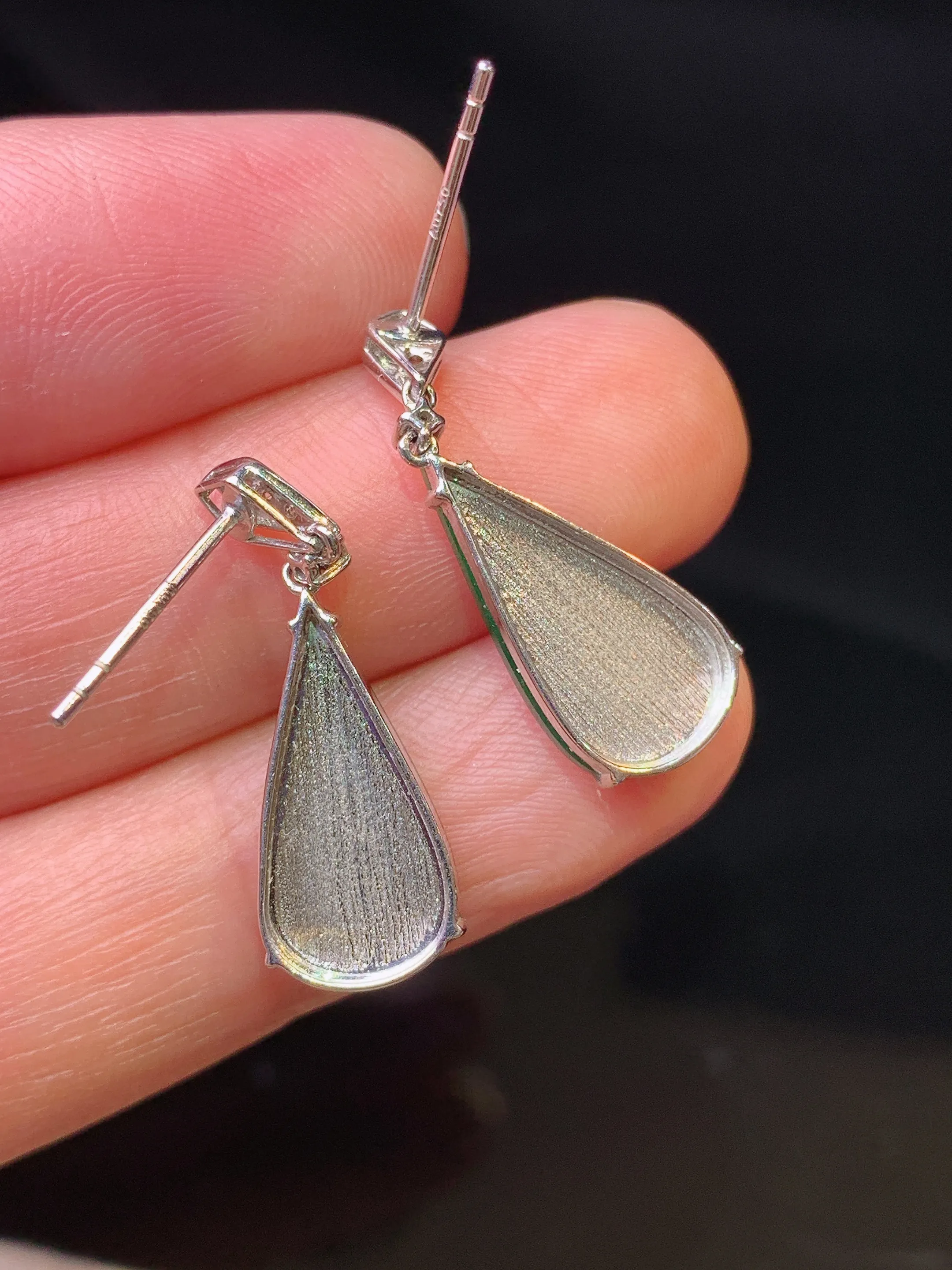 18k金钻镶嵌满绿水滴耳坠 玉质细腻 色泽清新艳丽 整体尺寸24.5*8.2*3