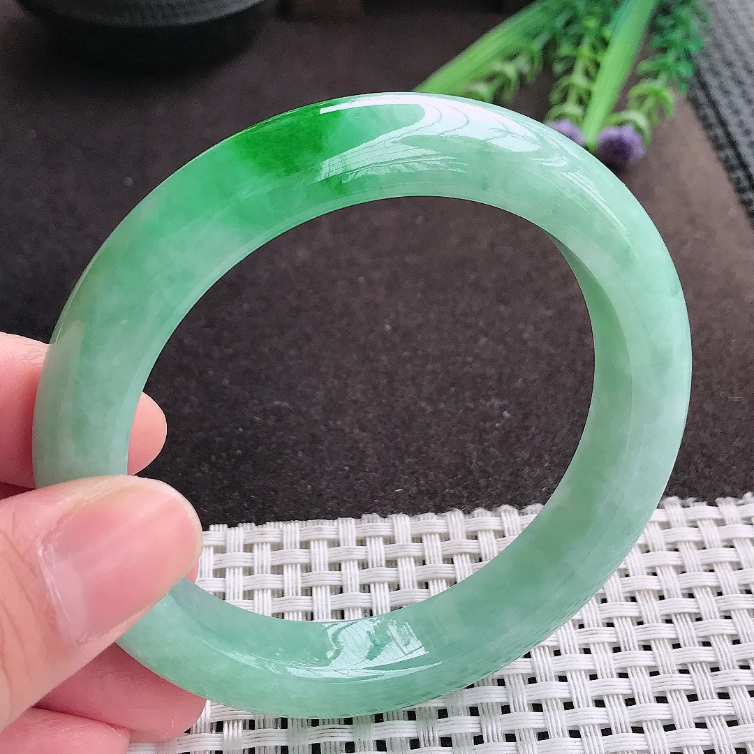实拍A货翡翠60/12.3/9老坑精美满绿飘阳绿手镯宽边翡翠玉镯女款