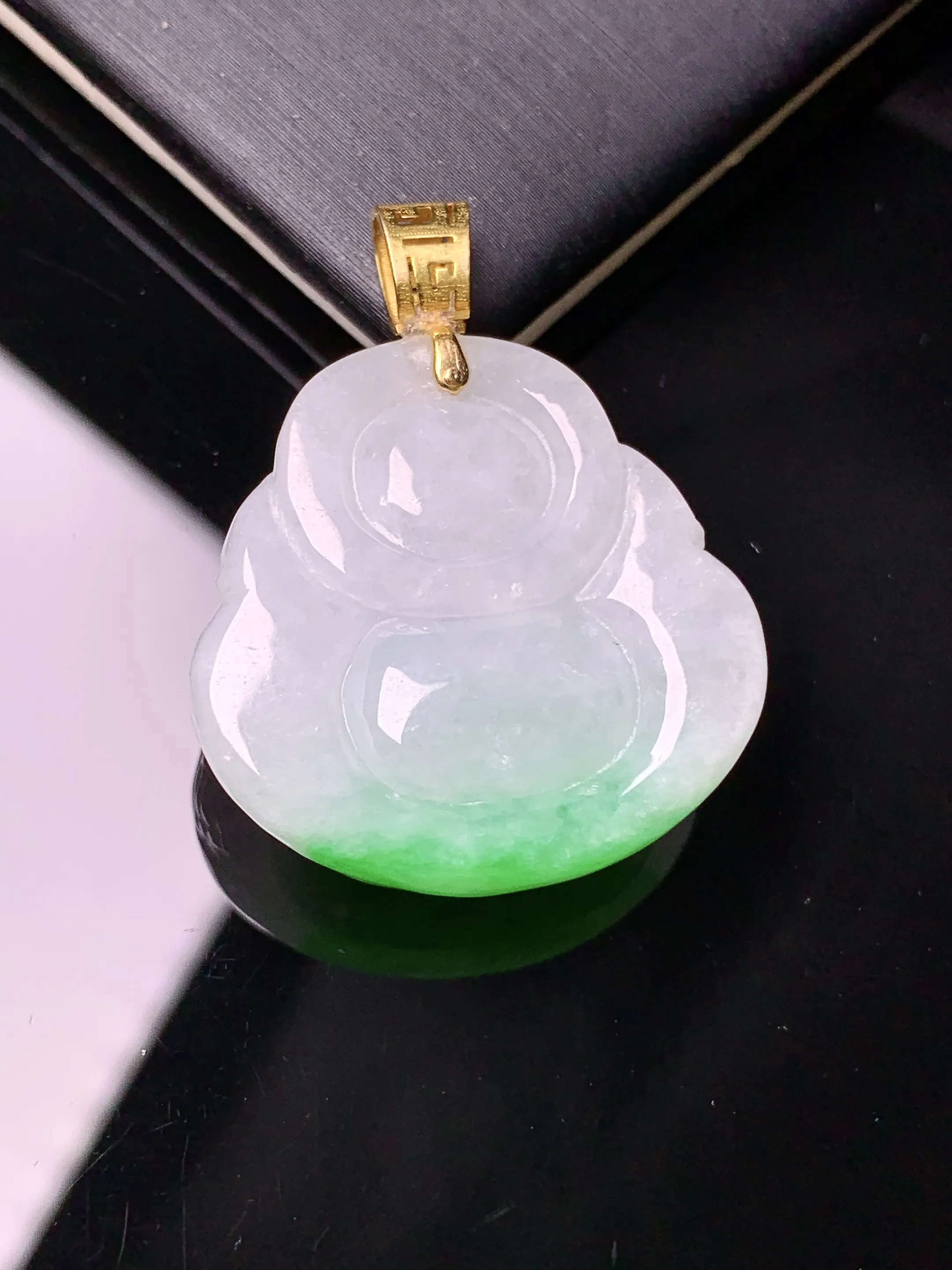 18k金镶嵌飘绿佛公吊坠 玉质细腻 色泽清新艳丽 整体尺寸33.5*26.2*9.5