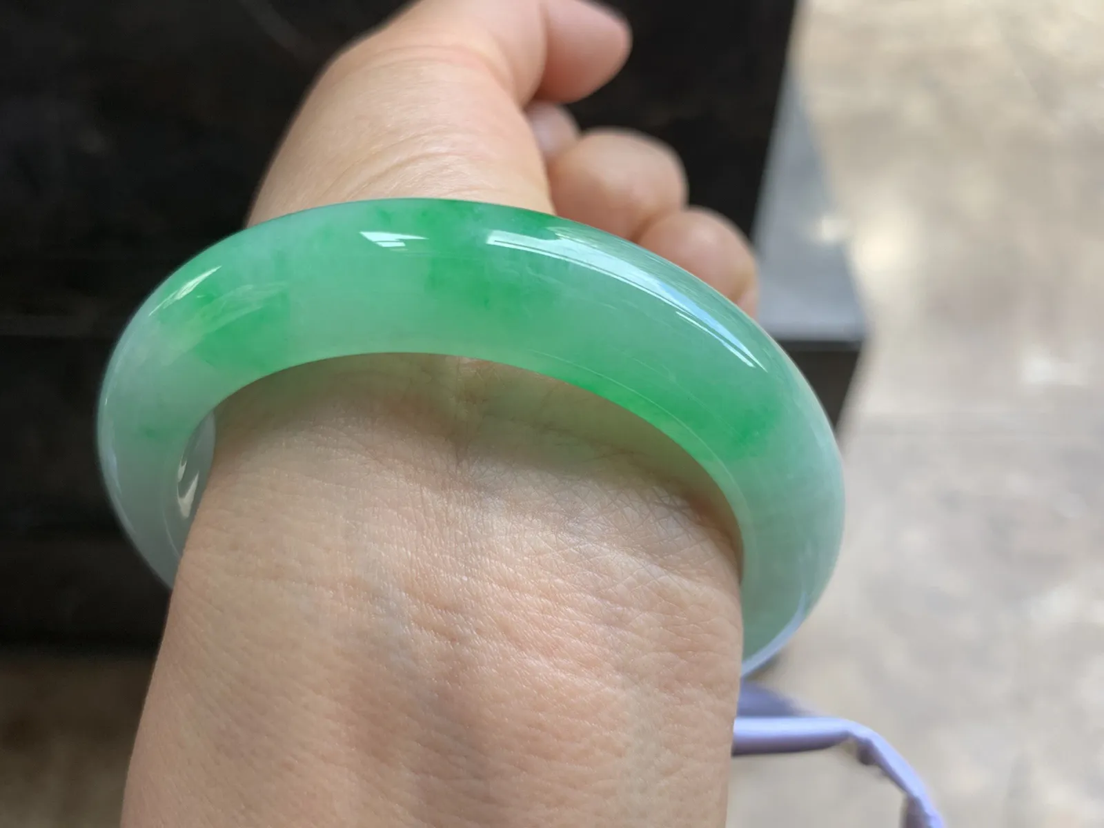 56.5-13.2-9.5mm
带色手镯 底子细腻 颜色漂亮 推荐