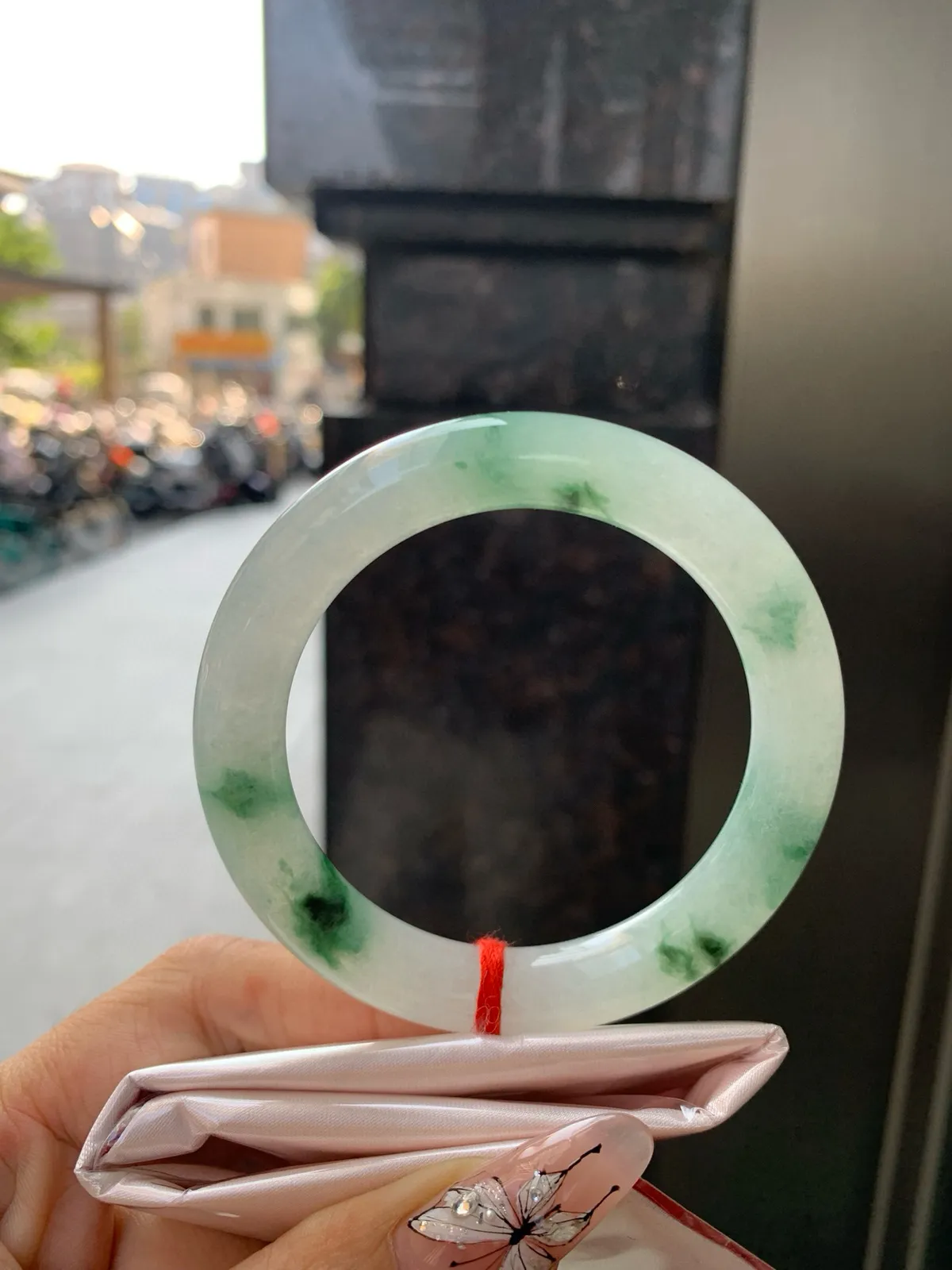 飘绿花圆条
53.2-9.9-10.2底妆细腻，简约却充满灵气，飘绿花点缀，清新如芽，宛若自然的画卷