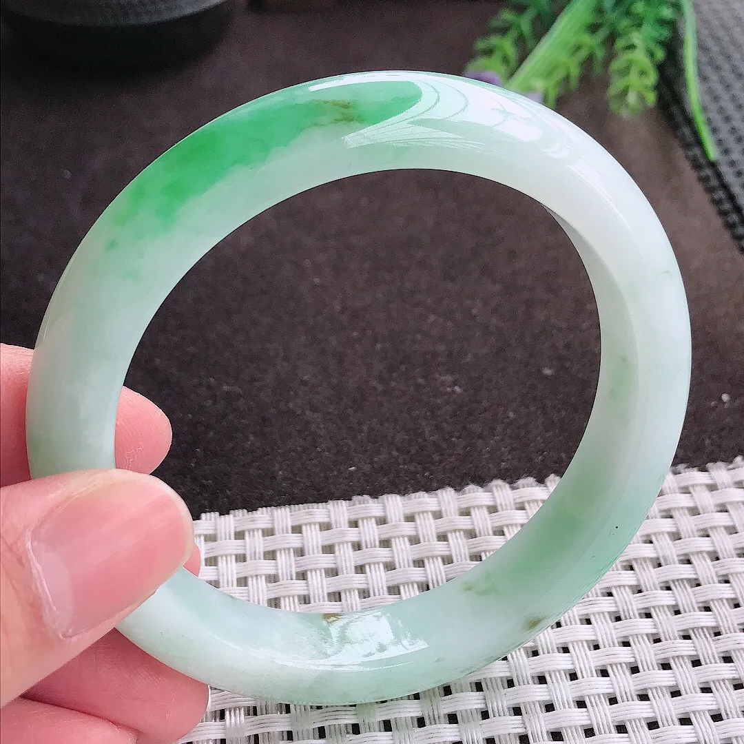 实拍A货翡翠61/12.2/9大圈口老坑精美飘阳绿手镯宽边翡翠玉镯