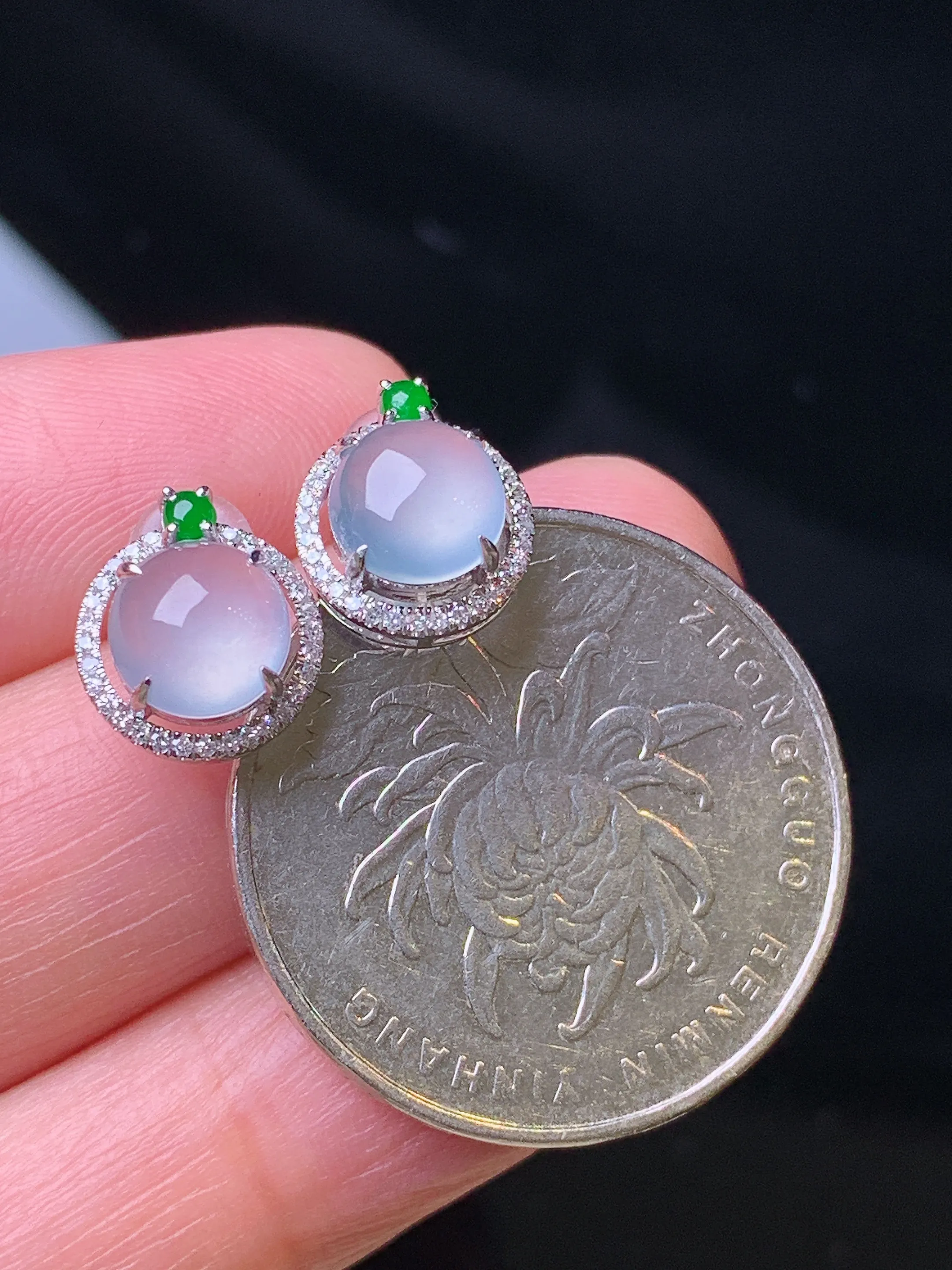 18k金钻镶嵌冰种蛋面耳钉 玉质细腻 色泽艳丽清新 整体尺寸 10.5*9*5.8