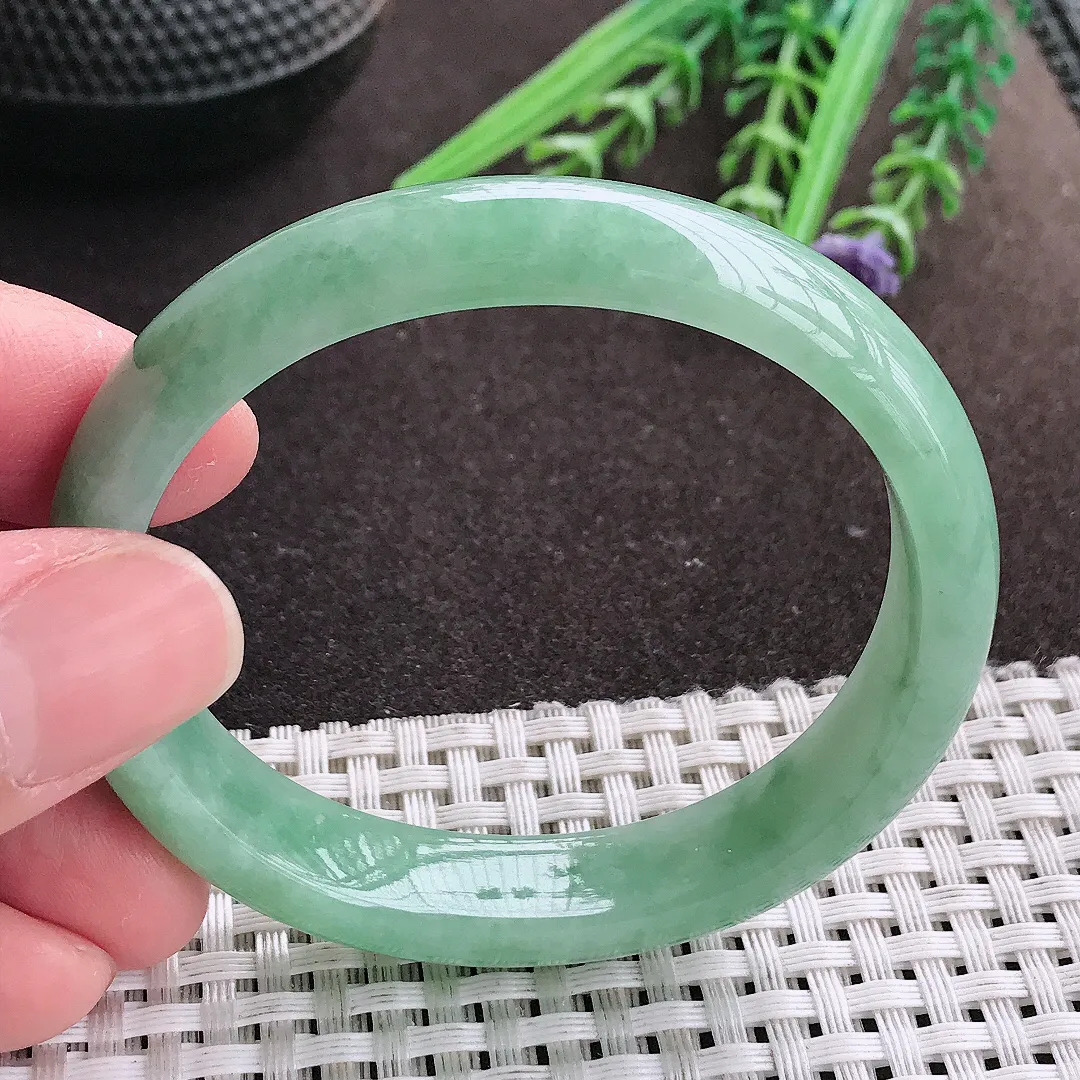实拍A货翡翠53.5/47.5/12.2/7老坑秀气温润满绿贵妃手镯宽边翡翠玉镯