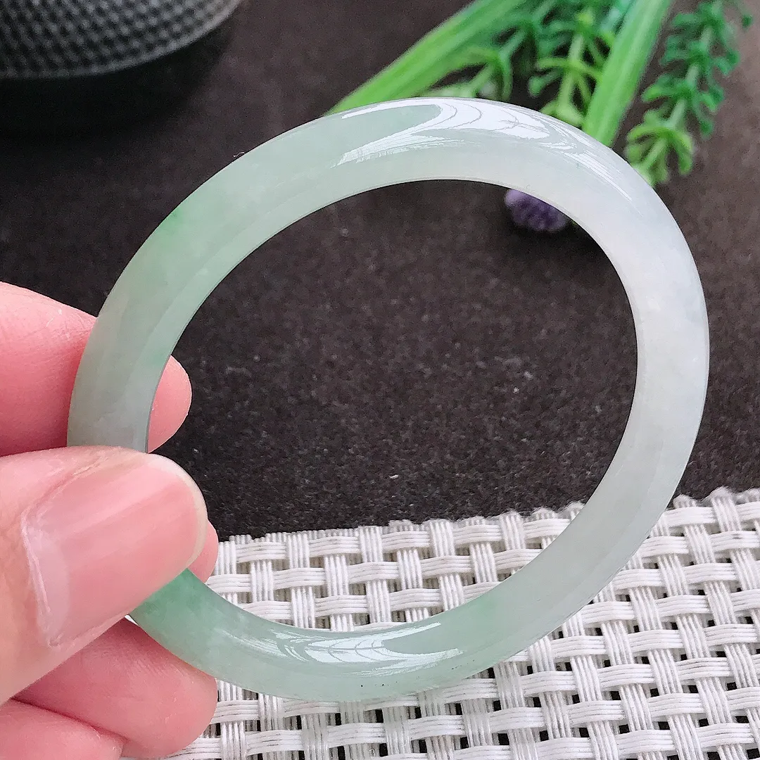 实拍A货翡翠49.5/6.8/7.3小圈口老坑冰胶水灵飘阳绿圆条手镯细条翡翠玉镯