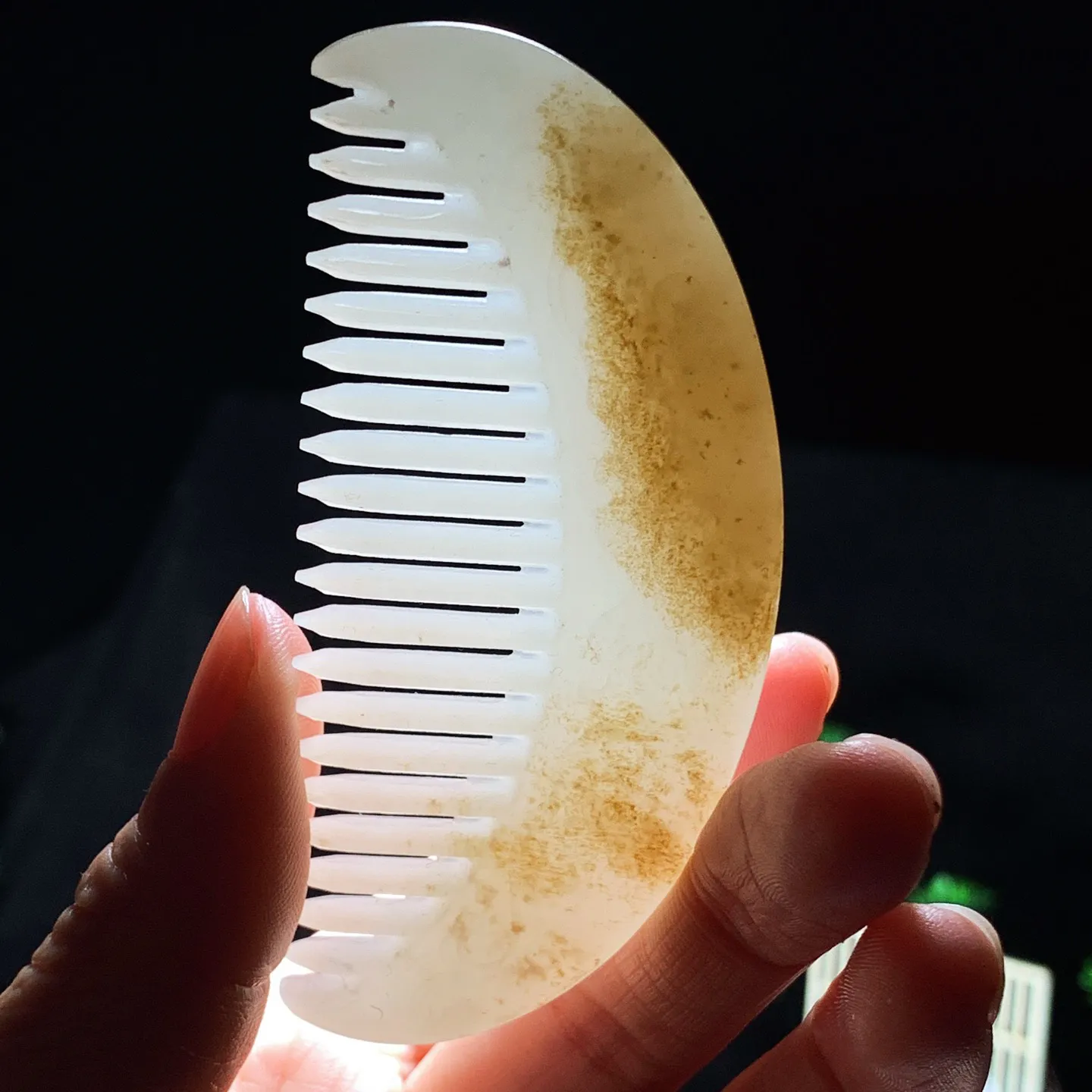 新疆和田玉且末糖梳子。尺寸83/39/7重38克。玉质细腻油润。手推出油。佩戴高端典雅。lt260122