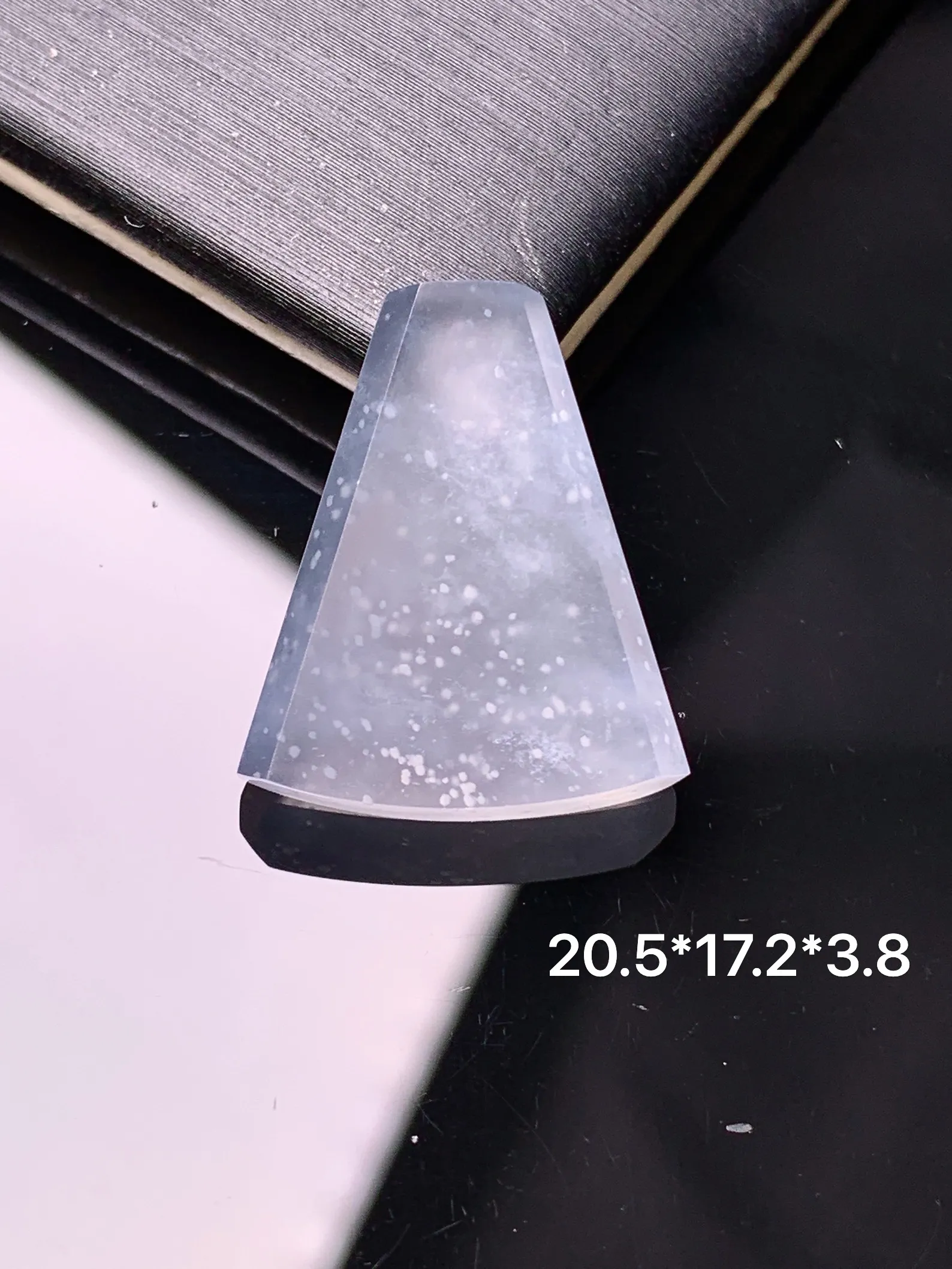 镶嵌款 冰种无事牌吊坠 玉质细腻 色泽清新艳丽 整体尺寸20.5*17.2*3.8