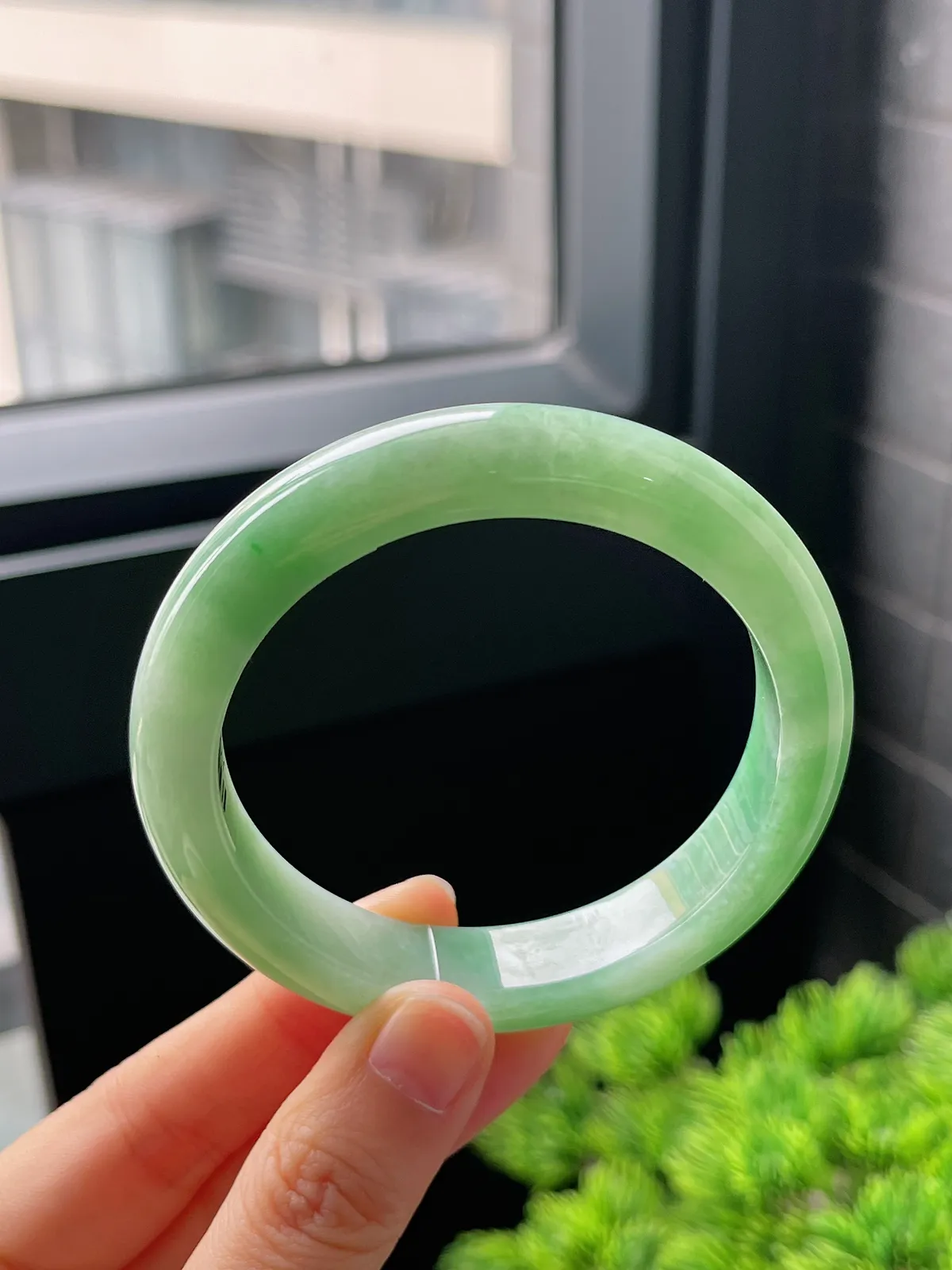 正圈55.8圈口，翡翠糯化种飘绿手镯