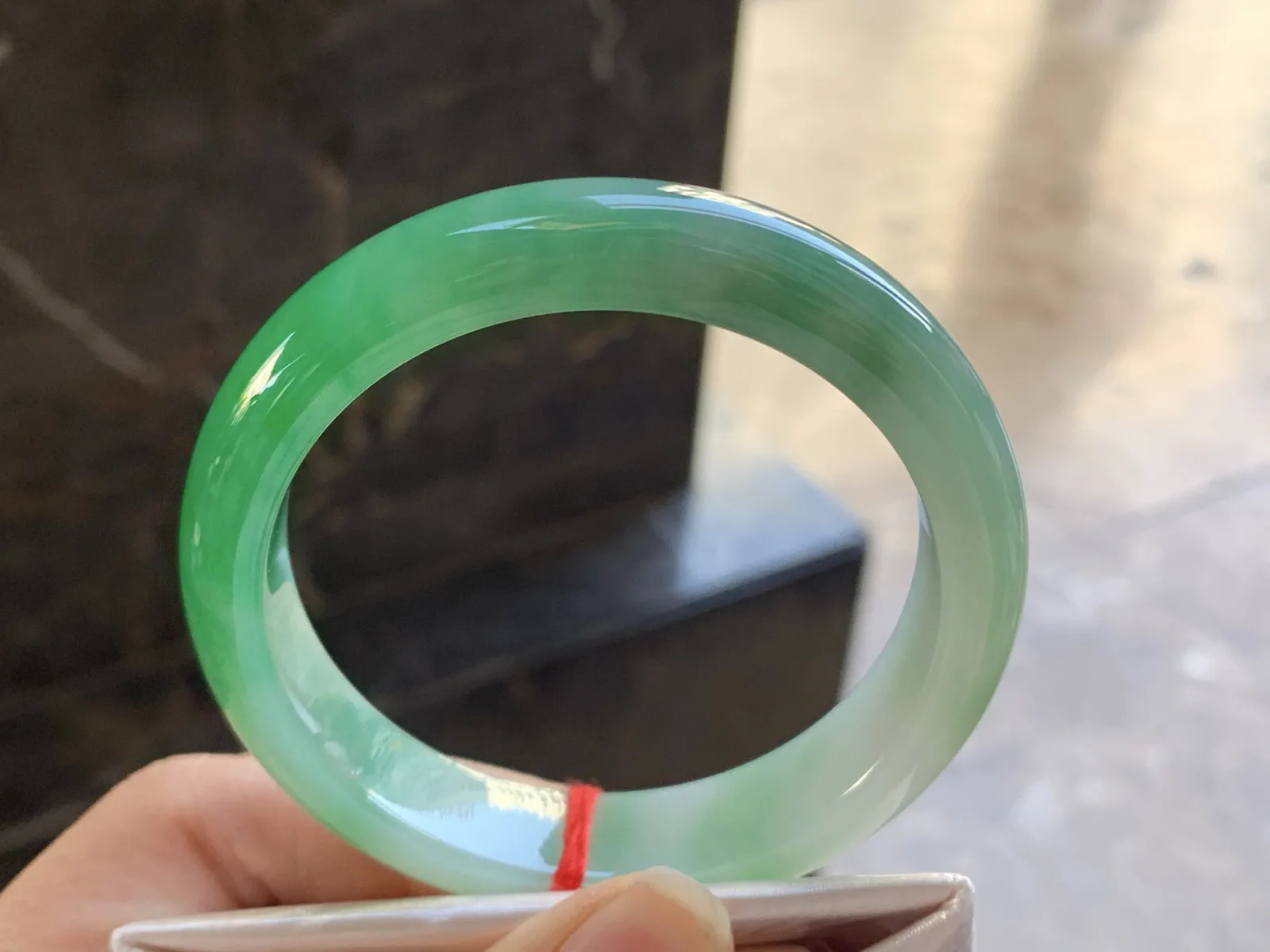 56-12.6-8.3

浓绿色手镯^_^鲜艳 玉质温润 底妆细腻