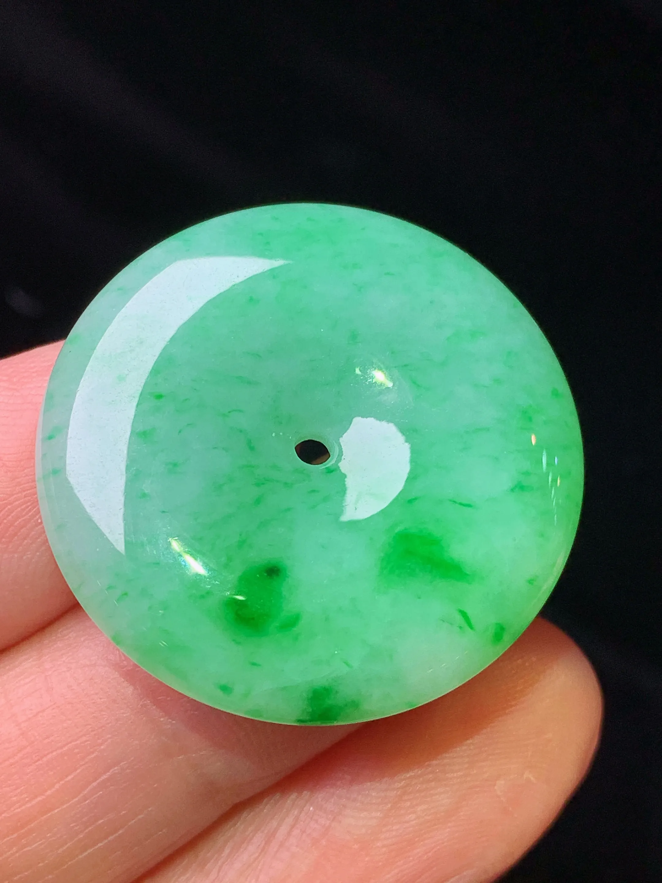 翠绿平安扣吊坠 玉质细腻 色泽艳丽清新 整体尺寸 27.8*5.7