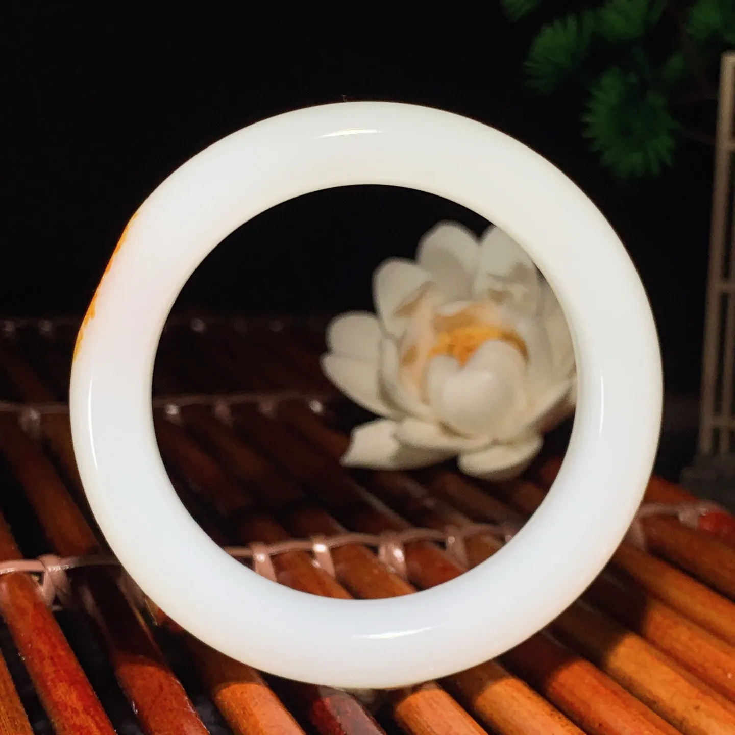 54圈口 新疆和田玉油皮料羊脂白手镯 54圈口条宽 12厚10重61.5克。玉质细腻油润。手推出油。