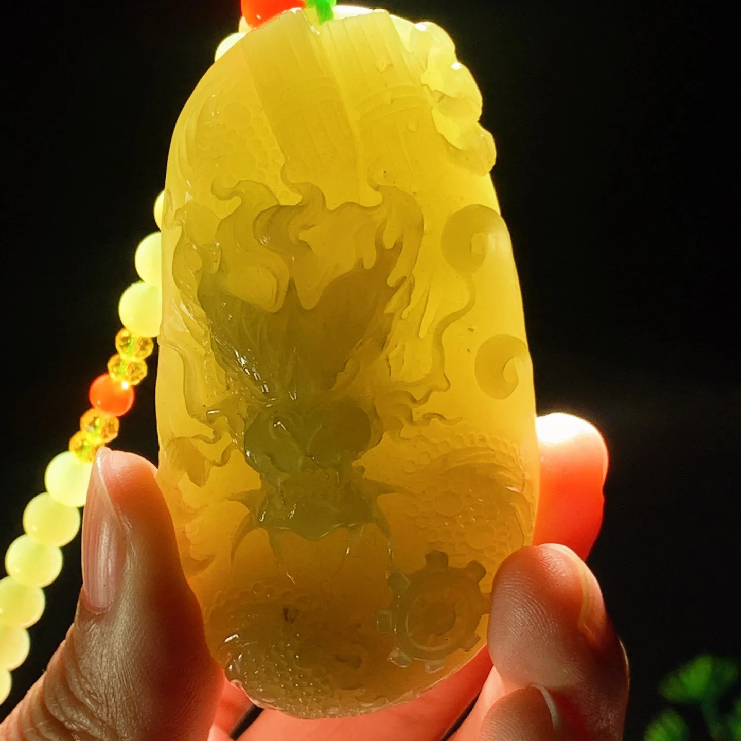 新疆若羌黄口料龙佑一方把件 尺寸70/37/24重128克。玉质细腻油润。手推出油。佩戴高端典雅。lt260122