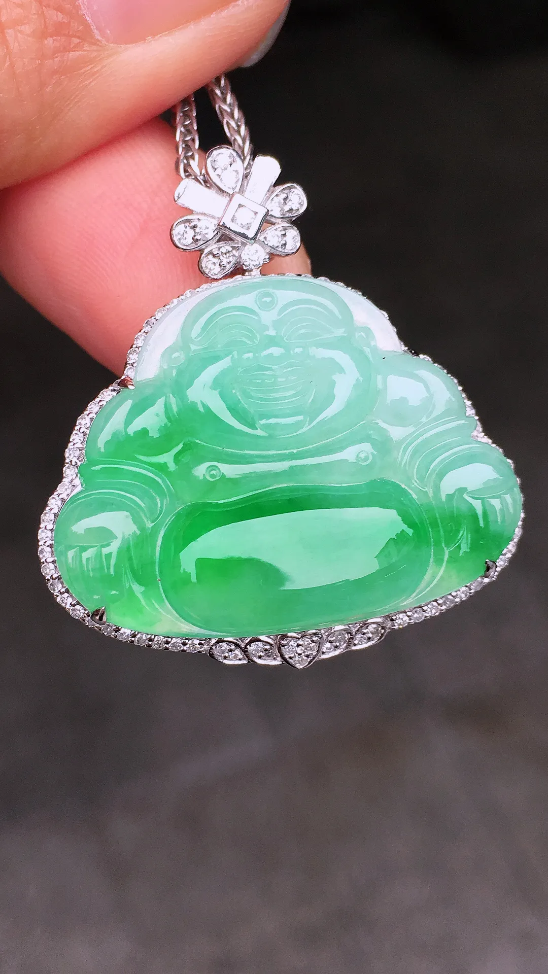 飘绿吊坠，色泽艳丽，玉质细腻，荧光感超
强，饱满圆润，尽显优雅气质，18k
金豪华镶嵌